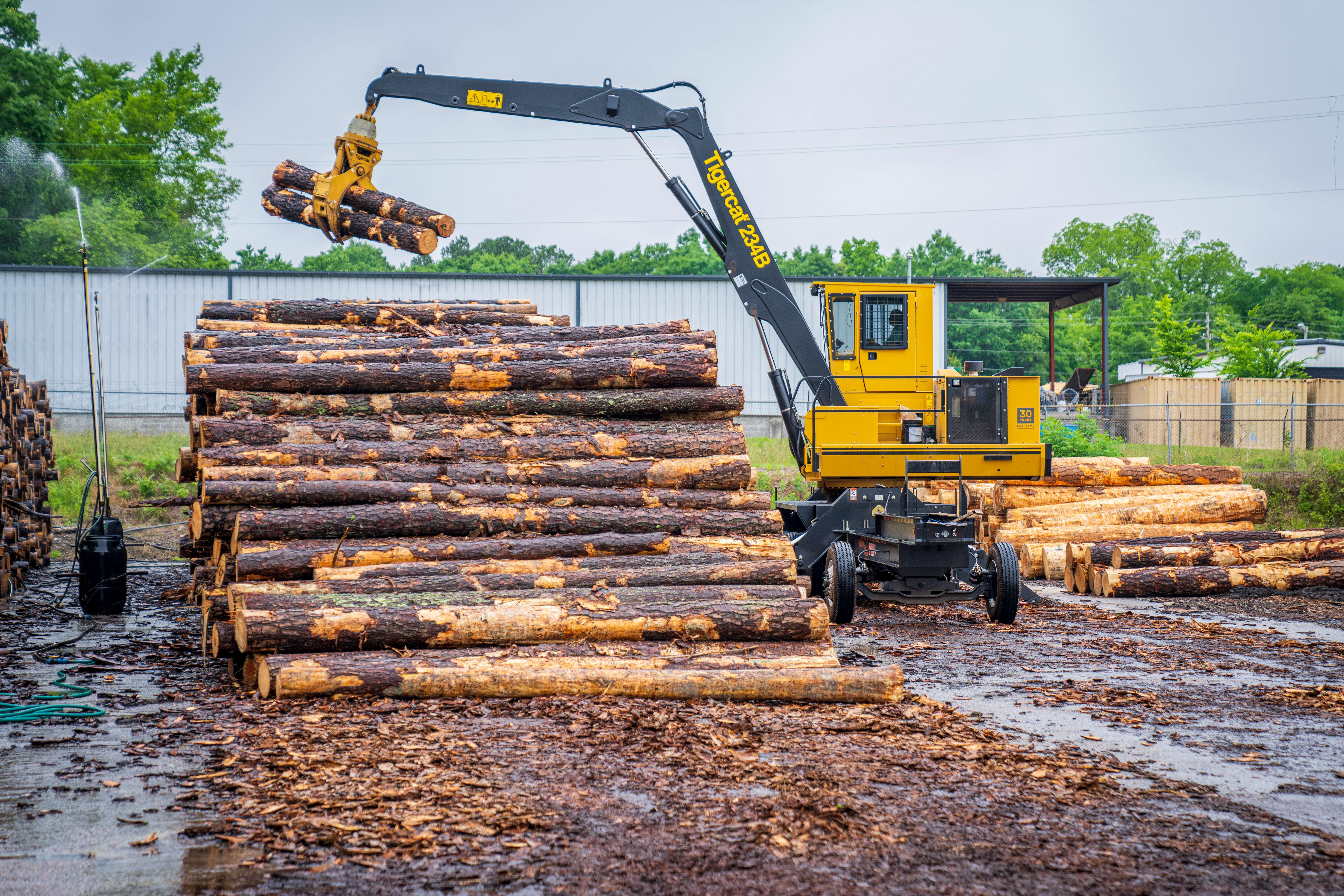 Specified on-site logistics for forestry     Loading ,  storage  and  local logistics  have been optimised to ensure smooth, safe and fast handling of timber. T