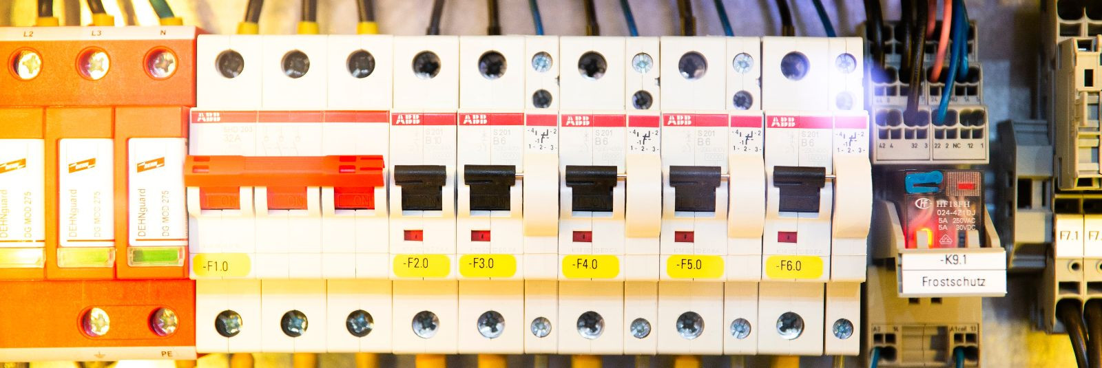 Elektrisüsteemide korrasolek ja ohutus on olulised tegurid, mis mõjutavad nii kodude kui ka ettevõtete toimimist. Elektritööde professionaalne juhtimine ja kont