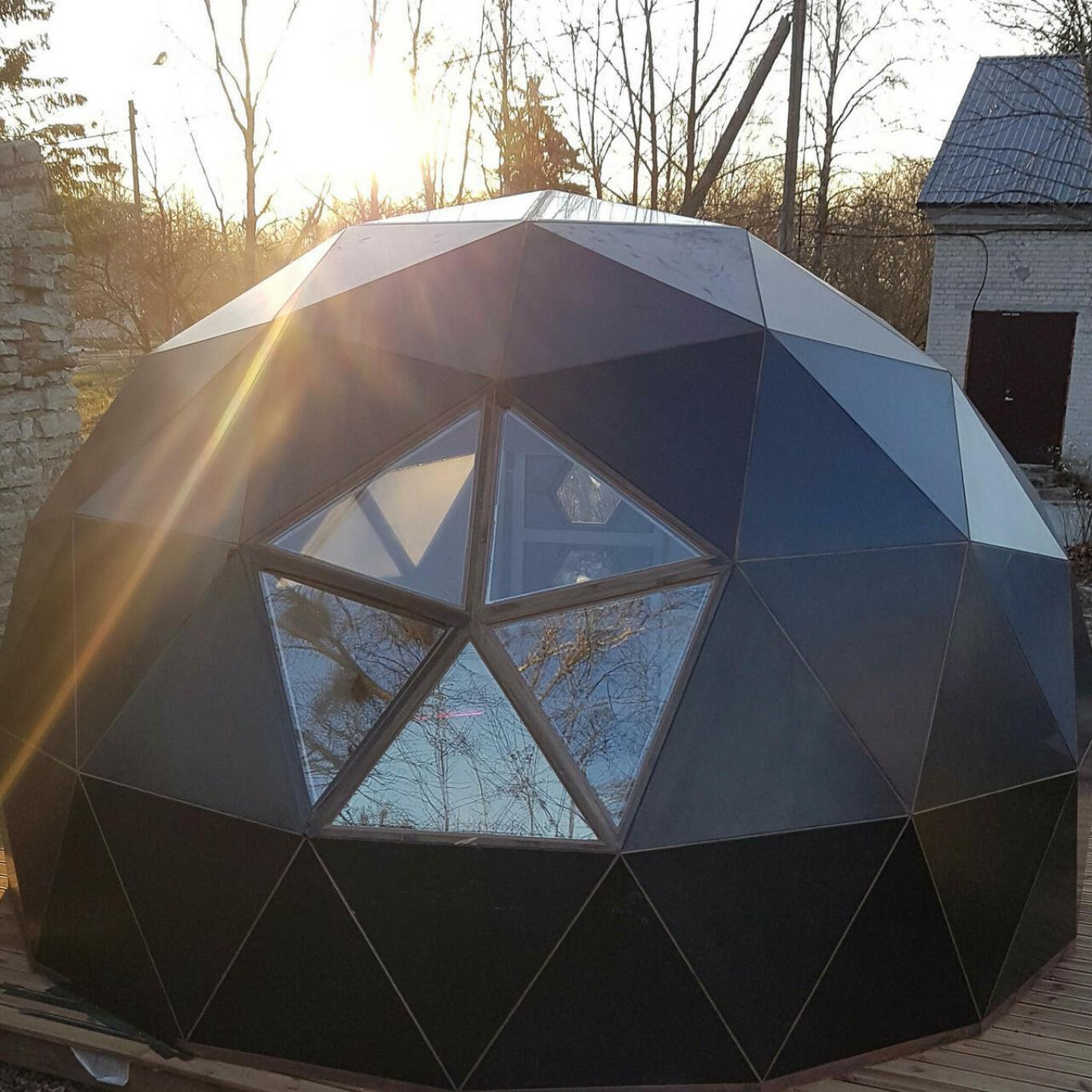 Dome2You põhitegevuseks on kuppelmajade valmistamine.Lisaks toodame dekoratiivseid seinapaneele, riiuleid ja disain seinavalgusteid.Kuppelmaja on oma kujult ja 