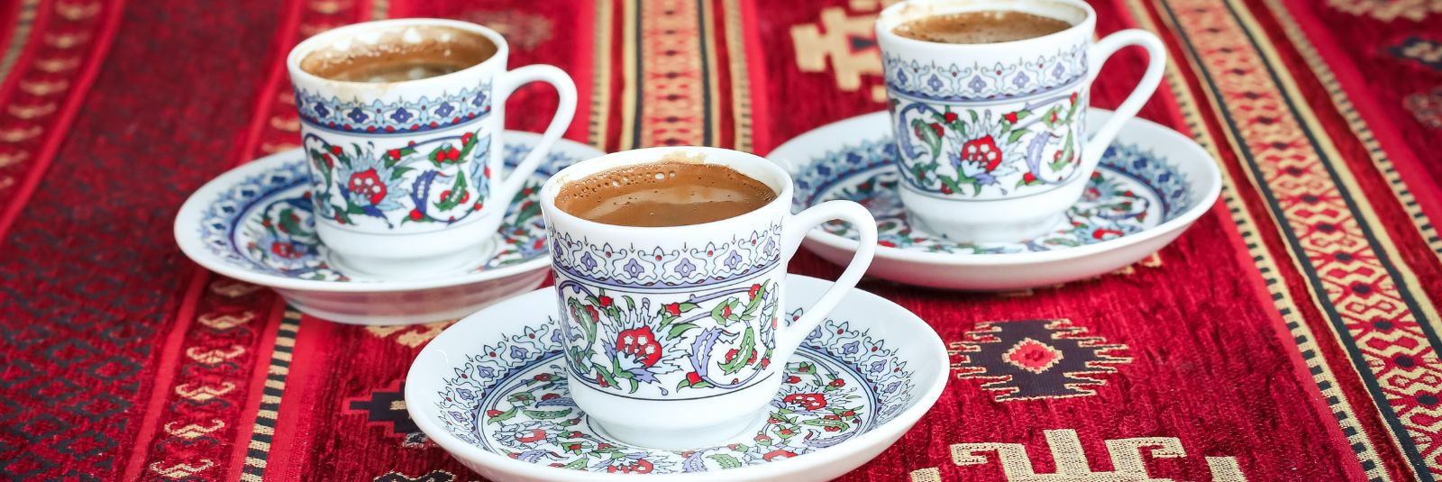 Avasta Türgi Maitsemaailm Meie Türgi toiduainete ja kultuuripärandiga seotud toodete kauplus pakub sulle võimalust sukelduda autentsetesse Türgi maitsetesse ja 