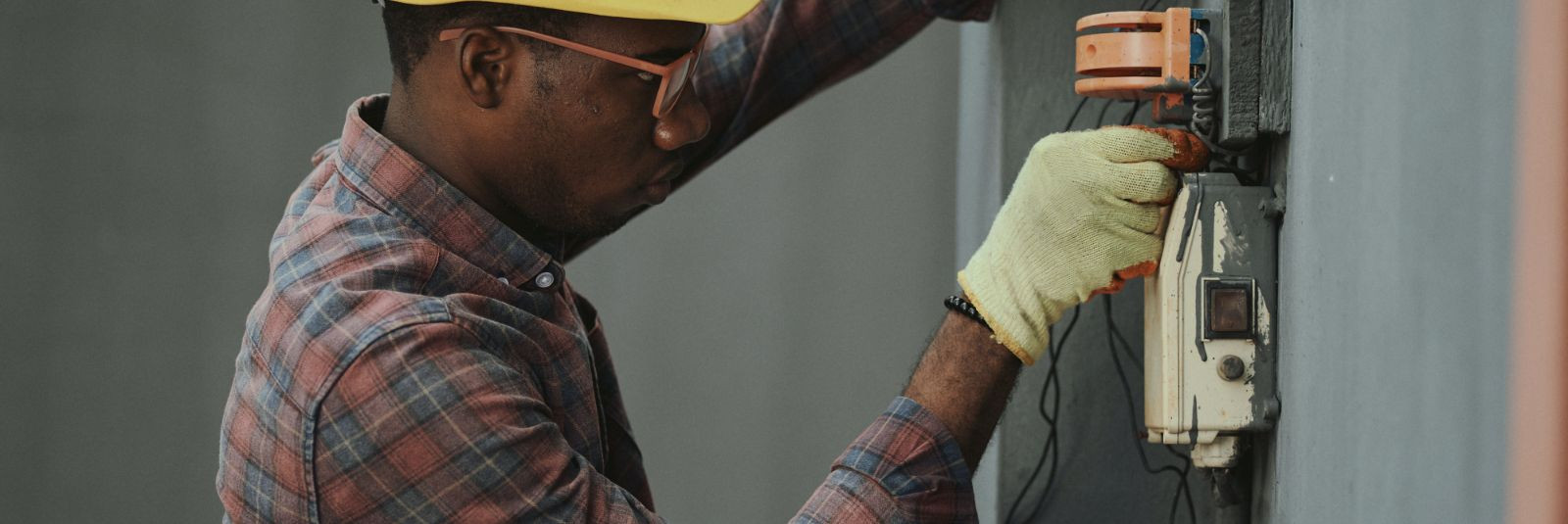 Kas olete otsimas usaldusväärset elektriteenust, mis tagab teie kodule või ettevõttele turvalise elektrijuhtmestiku ning kvaliteetsed elektriseadmed? Võite loot