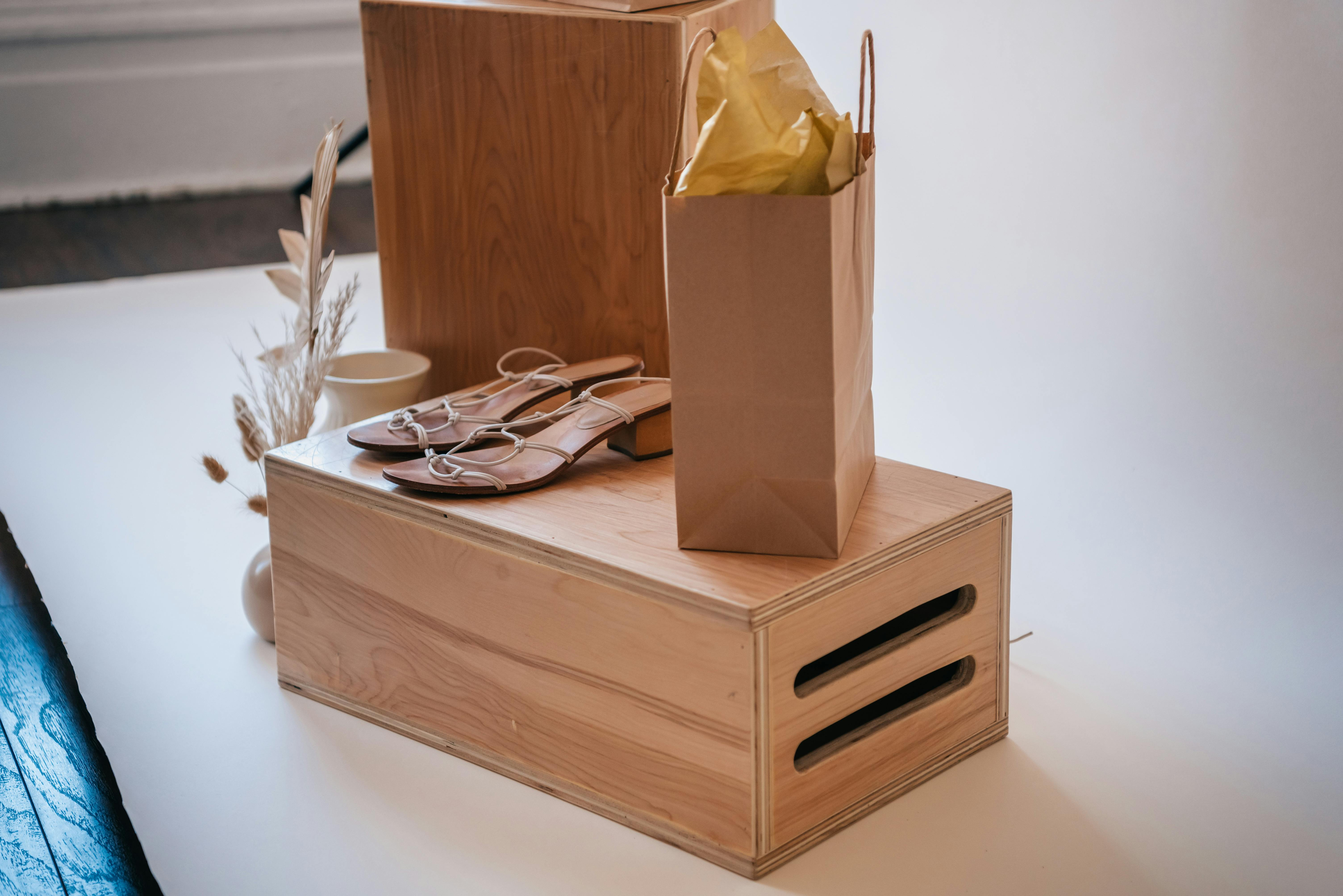 Our goal is to make shoes suitable for the natural movement of feet available to both adults and children, providing an informed and friendly service. We care t