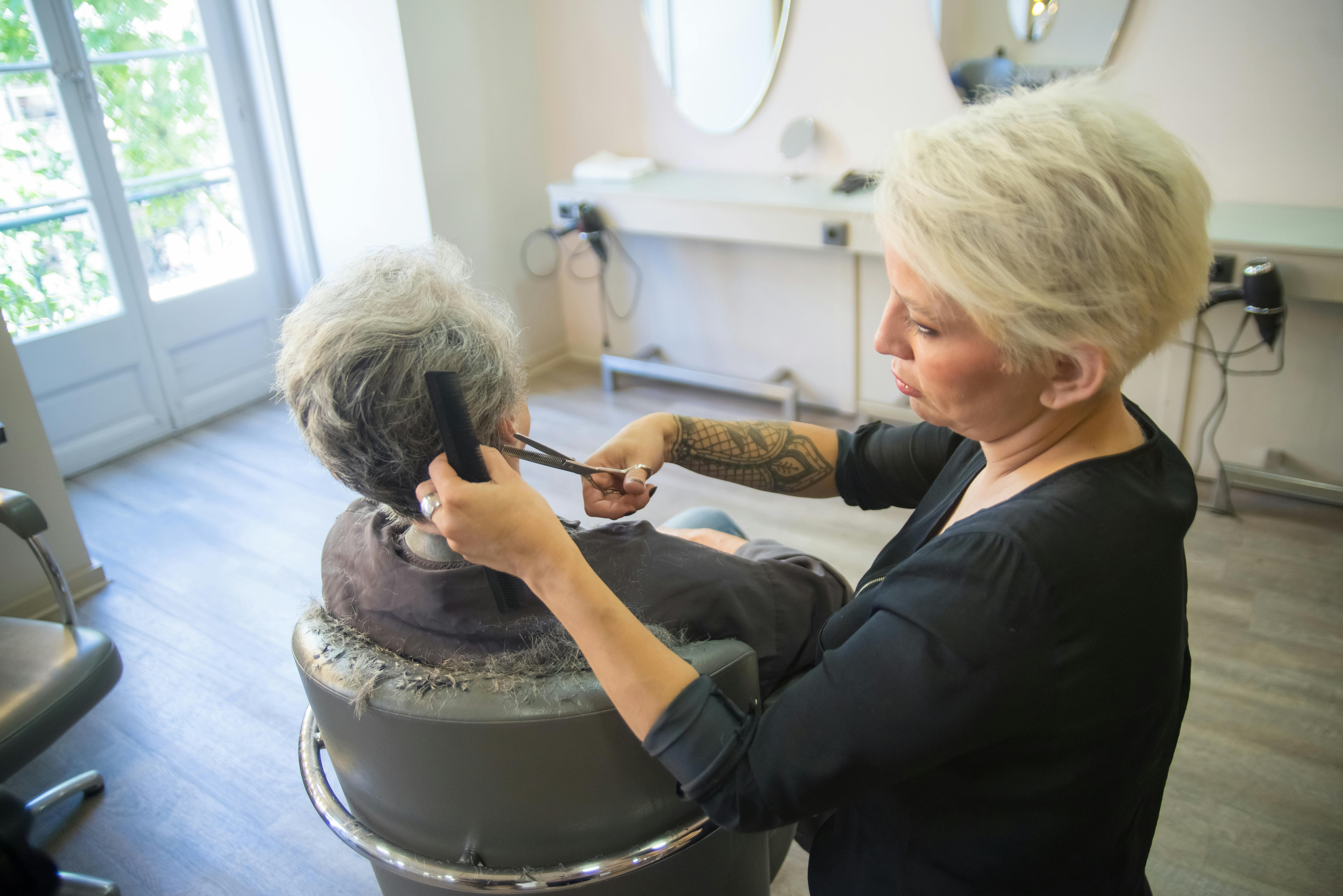 This company focuses on providing people with a comprehensive and caring hairdresser service that helps to keep the appearance fresh, well-preserved and confide