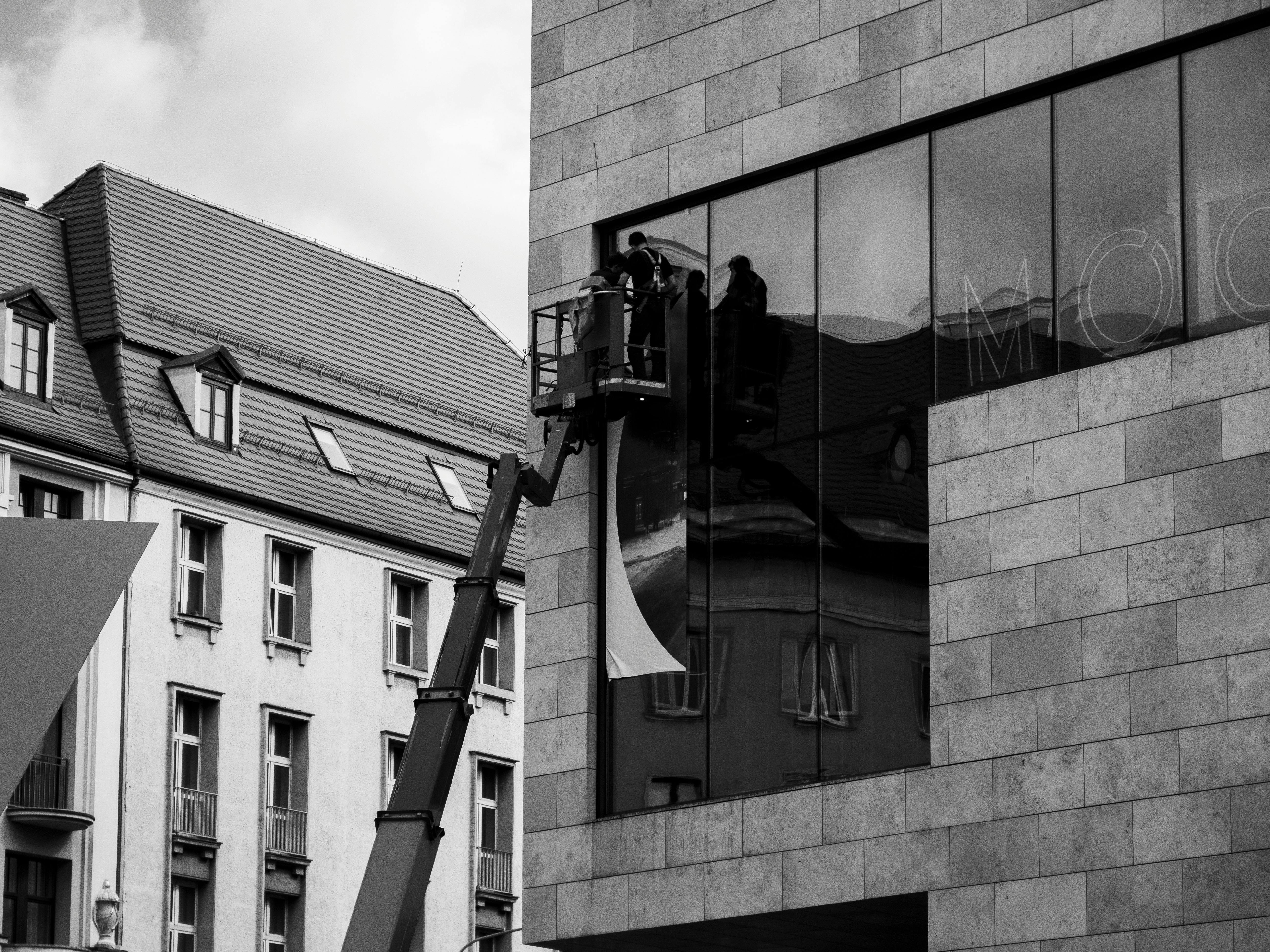 Our goal is to create glass solutions that combine functionality, durability and well thought-out appearance. We work in the field of construction and architect