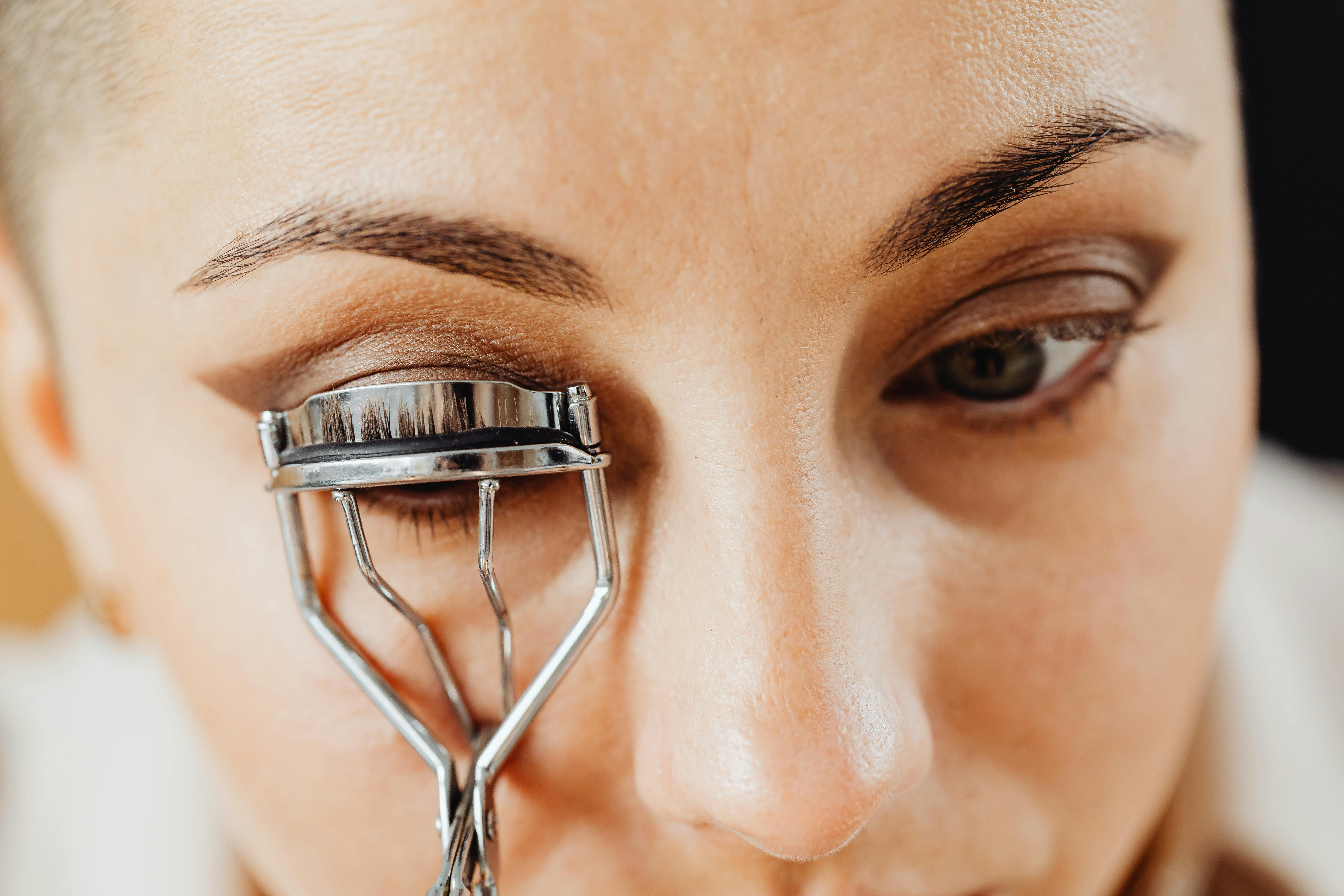 The treatment of eyelashes  is a simple and effective way to highlight the beauty of the eyes and achieve a cared look without a daily eyelash or cramp. If the 