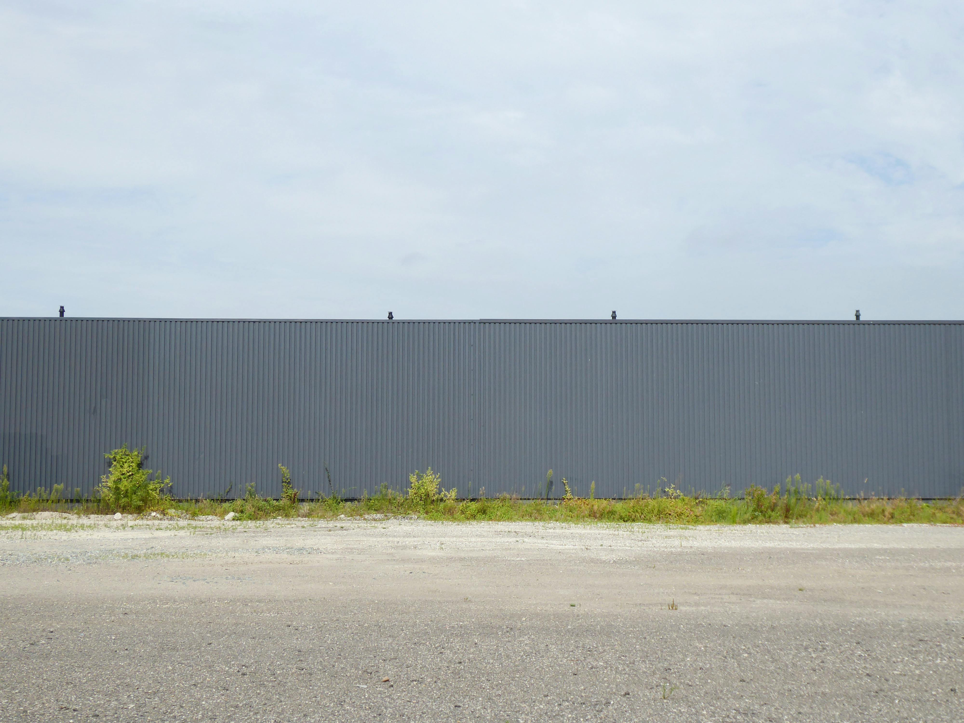 Earth building  is an important investment if the purpose is to ensure the security, clear boundaries and professional appearance of the property. A well-planne