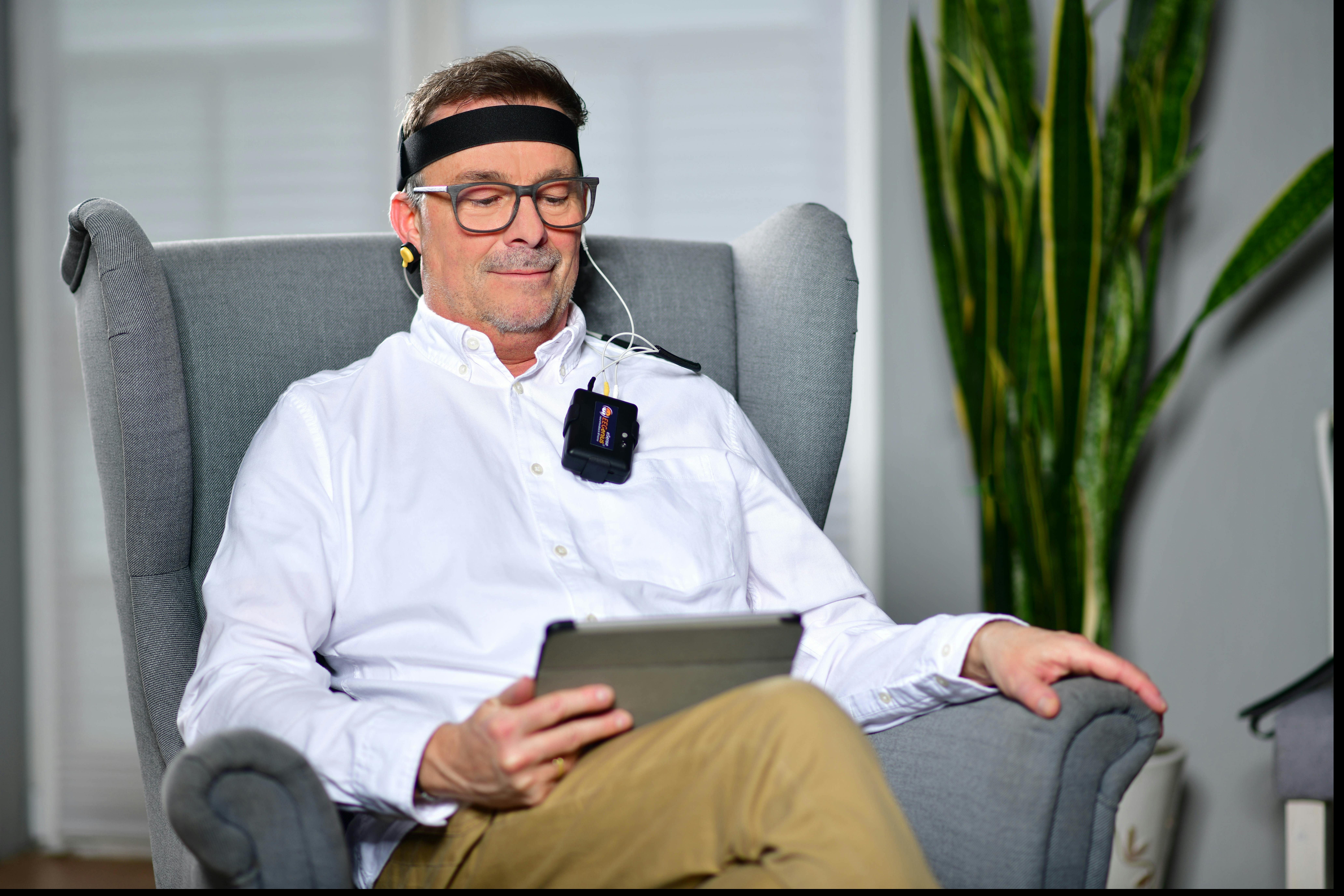 FLOW  pakub terviklikku lahendust, mis ühendab kaasaskantava  tDCS-seadme , juhendatud  mobiiliravi -rakenduse ja struktureeritud  käitumiskursused , et muuta d
