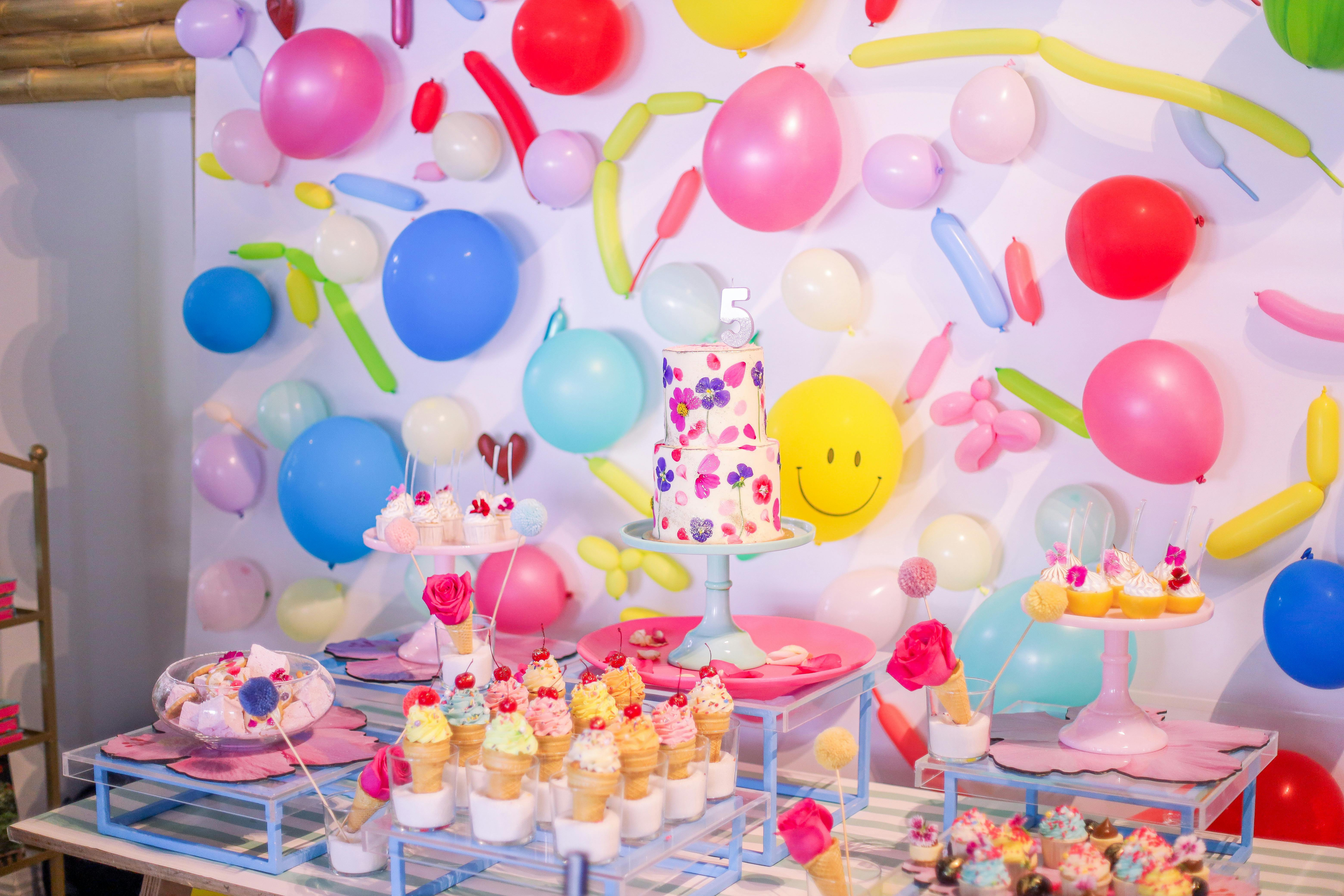 Full solution for a party  combines delicious service sweets, self-service equipment and all necessary accessories to make each event smooth and memorable. Whet