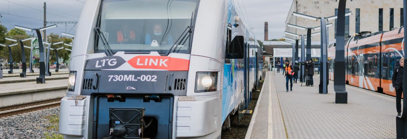 Täna hommikul väljus Balti jaamast rong, mis sõidab 12 tunniga Vilniusesse. Rongi saatsid pidulikult teele Baltimaade transpordiministrid ning Euroopa Komisjoni