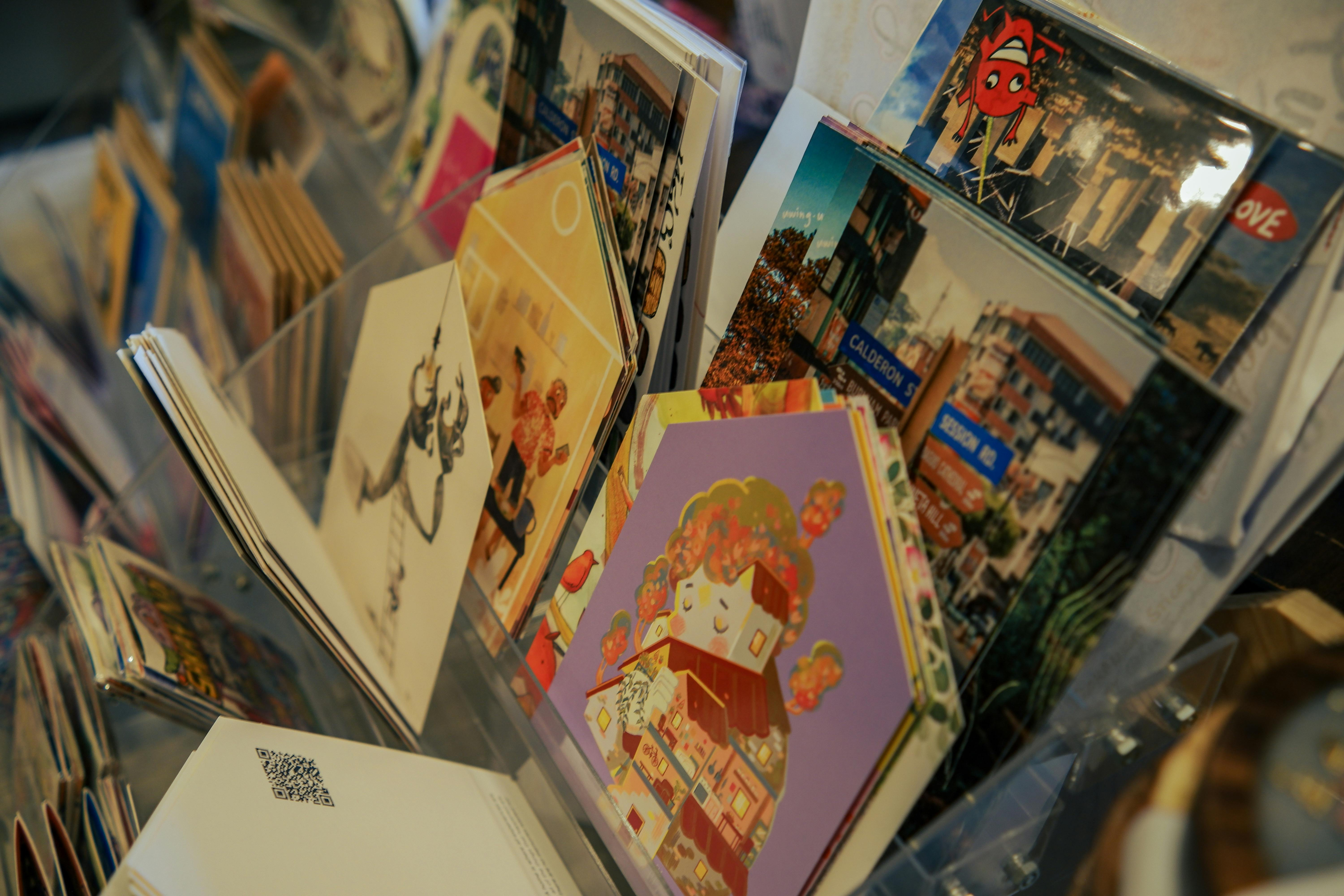 A good gift doesn't have to be big to make a big impression. Small-format illustration products bring simplicity, beauty and emotion to the gift delivery, makin