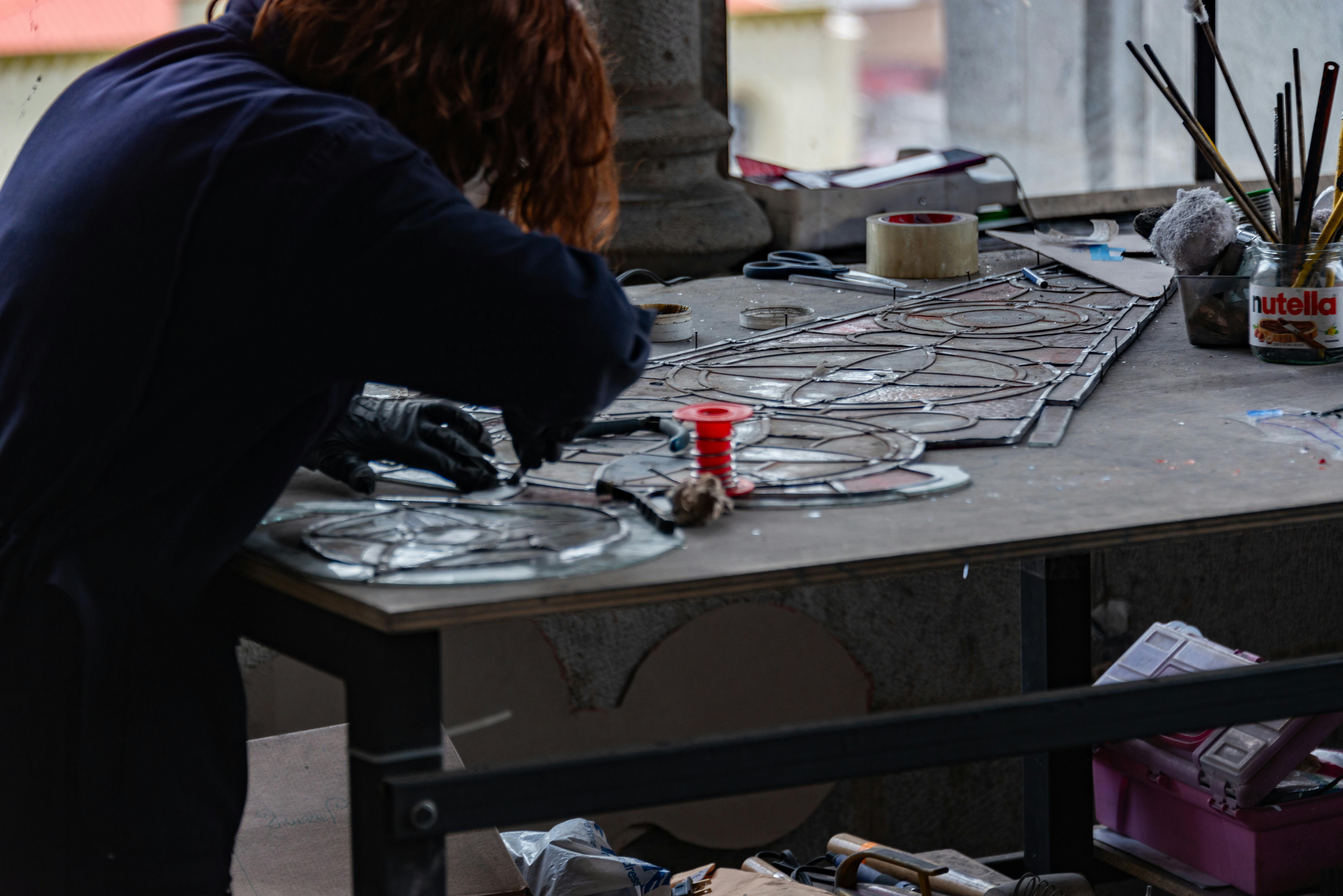 Unique glass art that lasts    < Handjob glass studio  creates special-order vitraries, stylised decorative panels and a small series of tableware collection