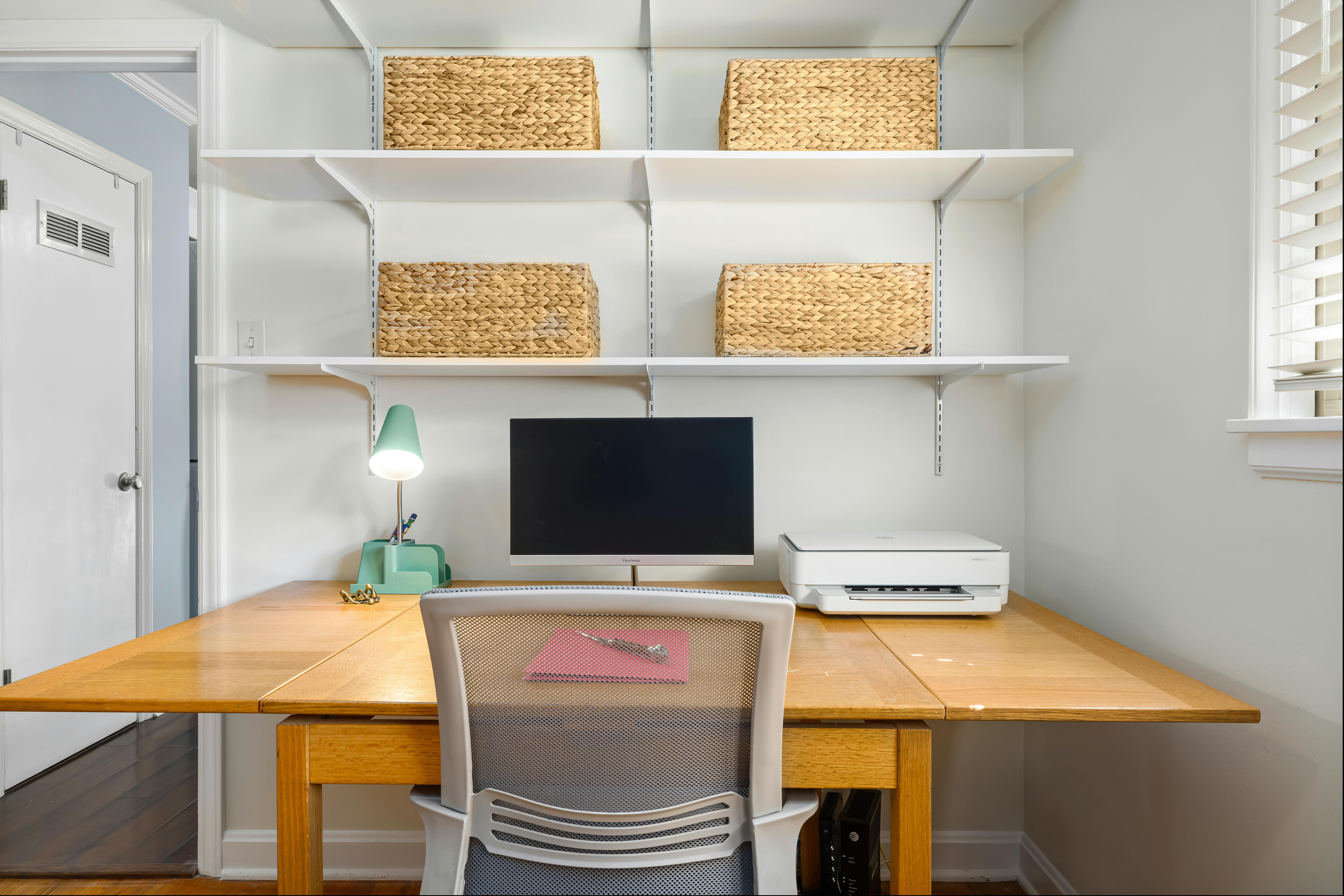 Home office  does not need to mean temporary angles in the living room or work equipment stacked at the end of the table. A well thought-out  home office soluti