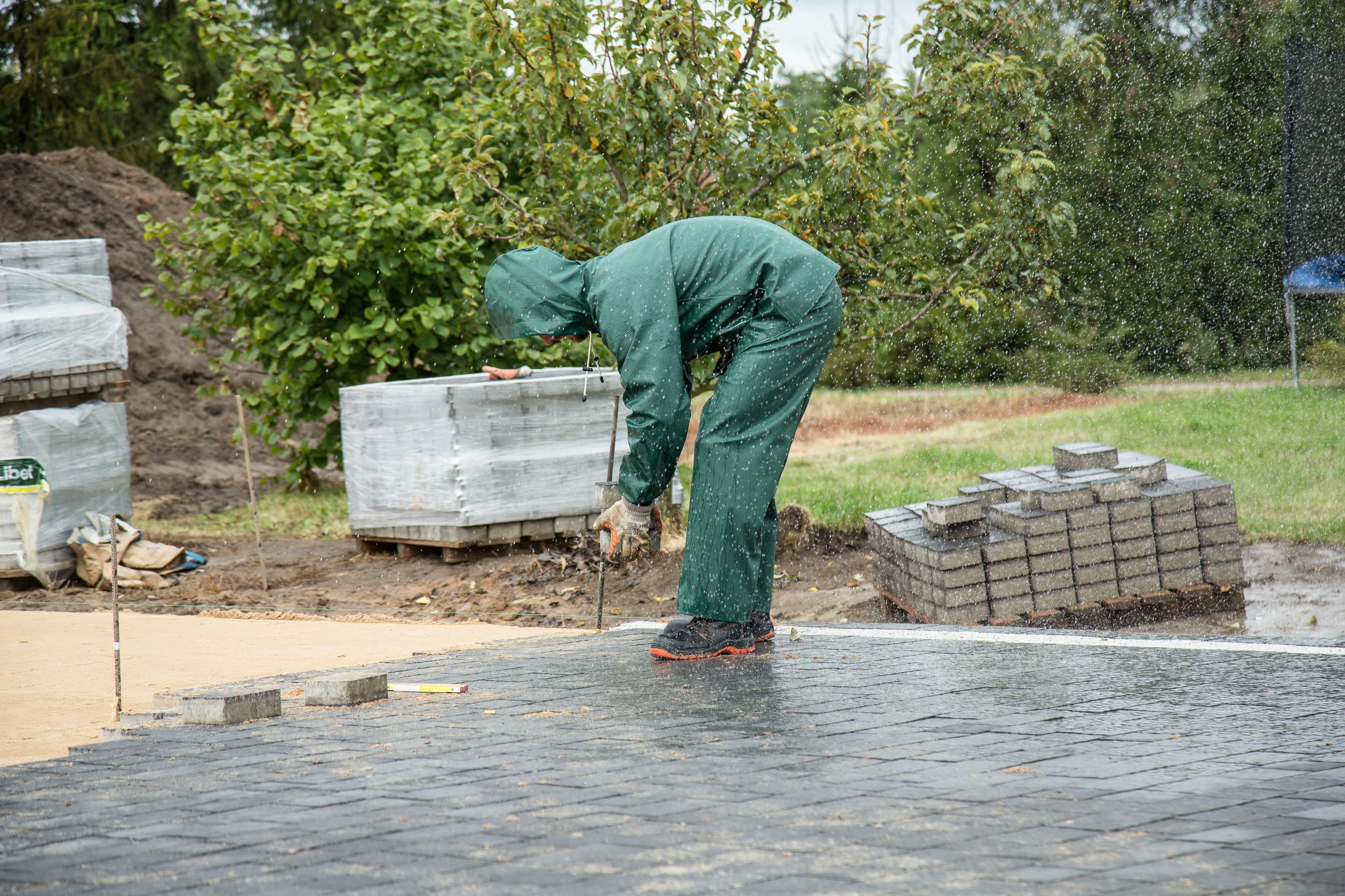 The installation   of street stone is a practical and aesthetic solution where the aim is to create sustainable and maintained cover for both private and busine
