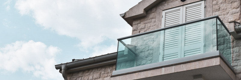 Klaasist rõdu- ja trepipiirded - kaunis ja funktsionaalne lahendus