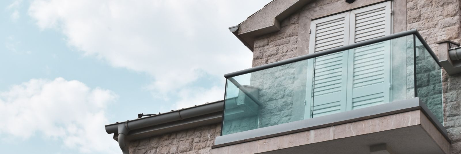 Klaasist rõdu- ja trepipiirded on kaasaegne ja funktsionaalne ...