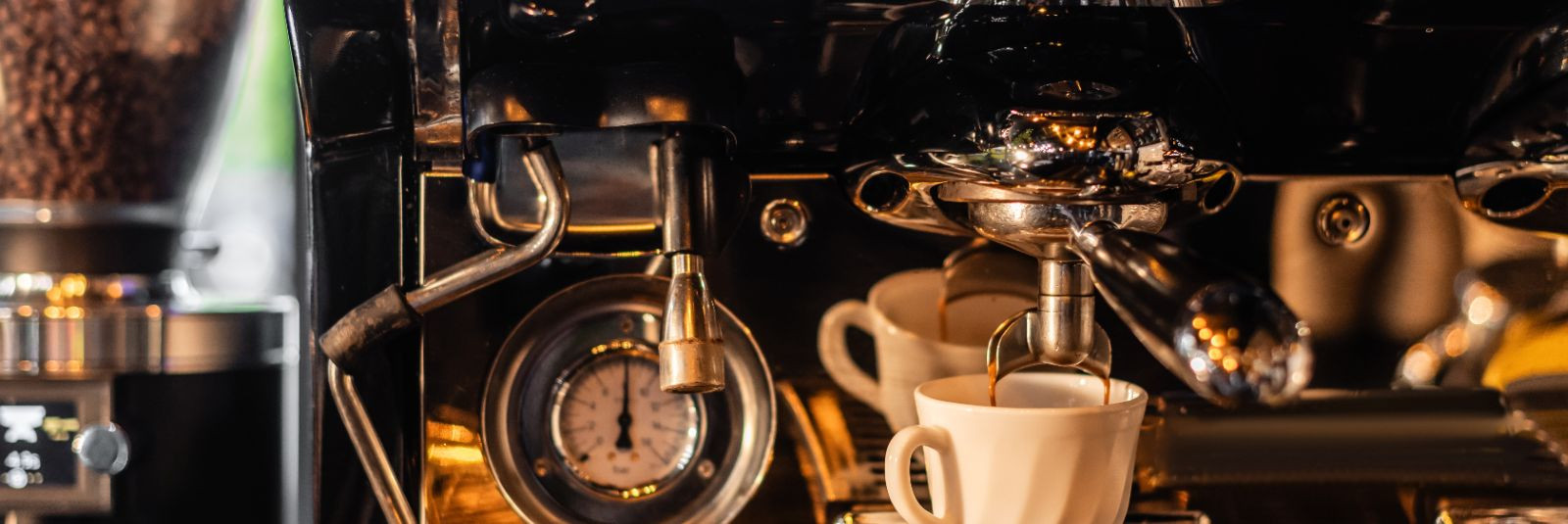 Kohvimasina regulaarne hooldus on oluline, et tagada masina töökindlus ja hea kohvi maitse. Kuidas aga hooldada oma kohvimasinat korrektselt?Esiteks, puhasta om