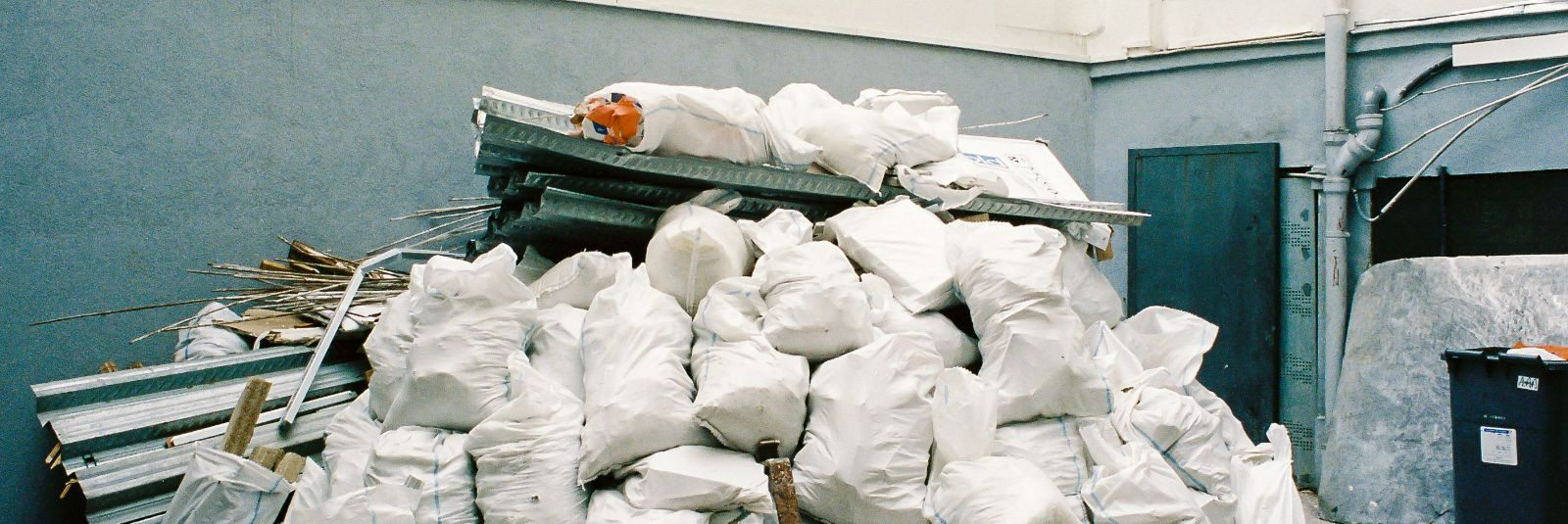 Eesti Jäätmekäitlus OÜ pakub  koristusteenust koos jäätmete utiliseerimisega , mis on ideaalne lahendus objektidele, kus tekib suur kogus prügi, ehitus- või kor