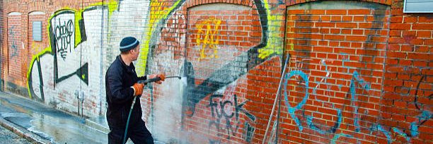 Graffiti võib anda värvikaid kunstilisi väljendusi, kuid see võib olla ka häiriv ja kahjustada kinnisvara väljanägemist. Graffiti eemaldamine võib olla keerulin