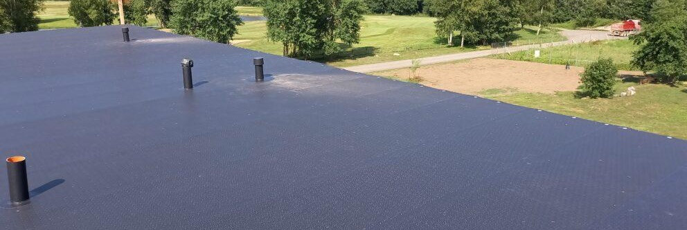 Lamekatuse ehitus es on katusekonstruktsioonide kõige kriitilisem  osa hüdroisolatsioon. Õige valik mõjutab kogu ehitise vastupidavust, energiatõhusust ja  hool