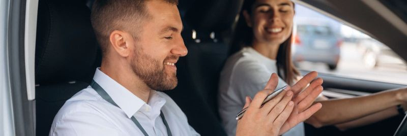 Eestis jaguneb sõidueksam kaheks põhiosaks: teooriaeksam ja praktiline sõidueksam. Teooriaeksam hindab teie teadmisi liiklusmärkidest, liiklusseadustest ja ohut