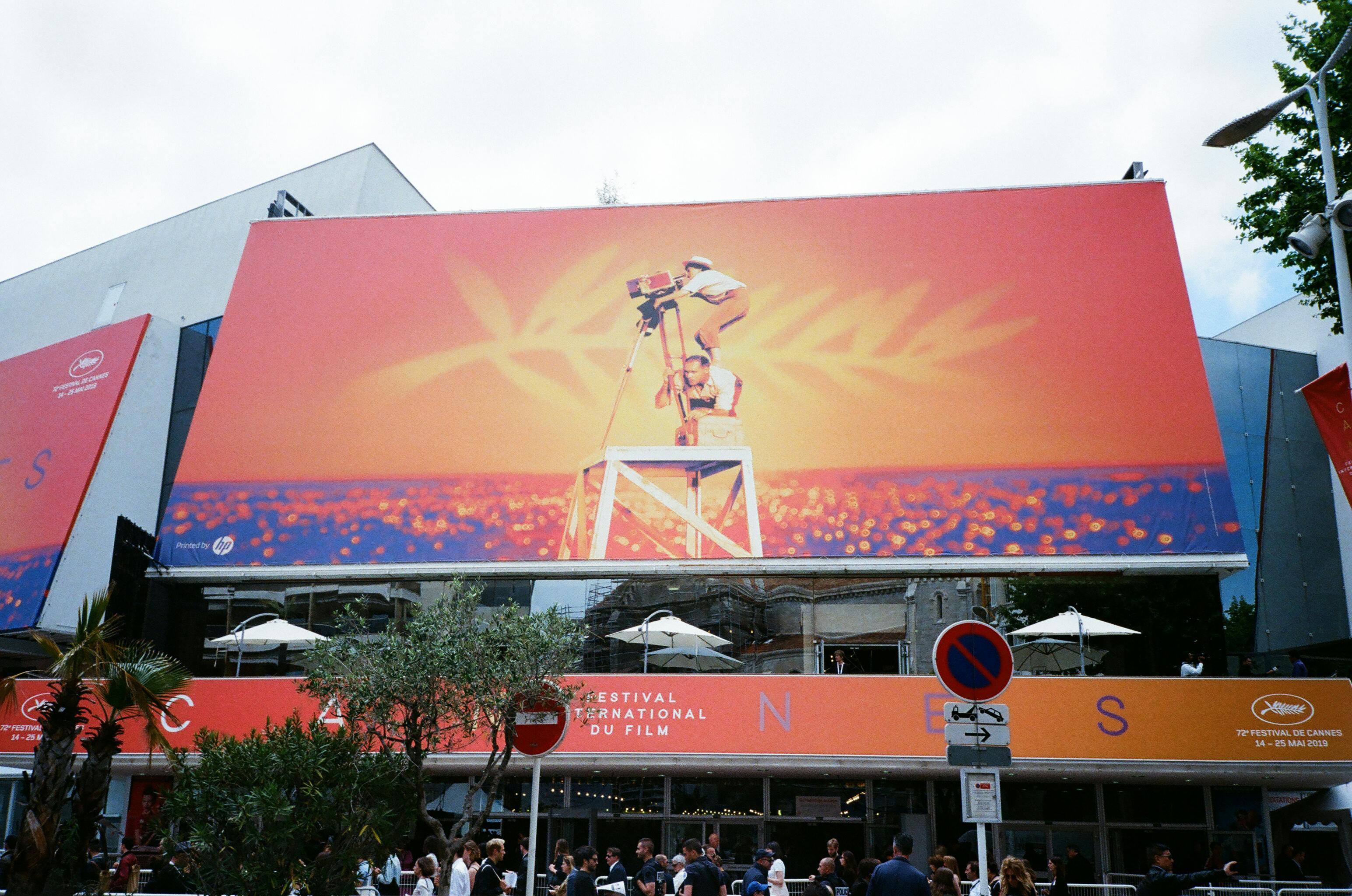 Large-format print   is an effective way to make a message visible, effective and professional. If the aim is to attract attention, strengthen the brand image, 