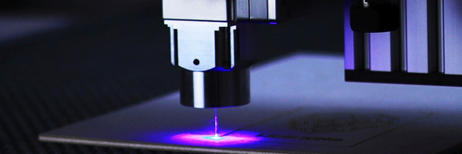 Lasertehnoloogia on tänapäeval üks efektiivsemaid viise lehtmaterjali lõikamiseks. Selle tehnoloogia kasutamisel kasutatakse laserkiiret, mis lõikab lehtmaterja