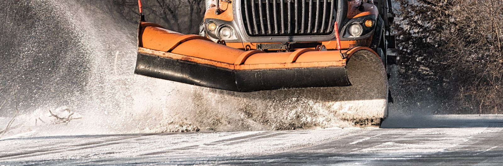 Talvel on lumelükkamine, lumekoristus ja libedusetõrje olulised tegevused, et tagada liiklejate ohutus. Vajaliku tehnika ja personaliga on võimalik hooldada nii