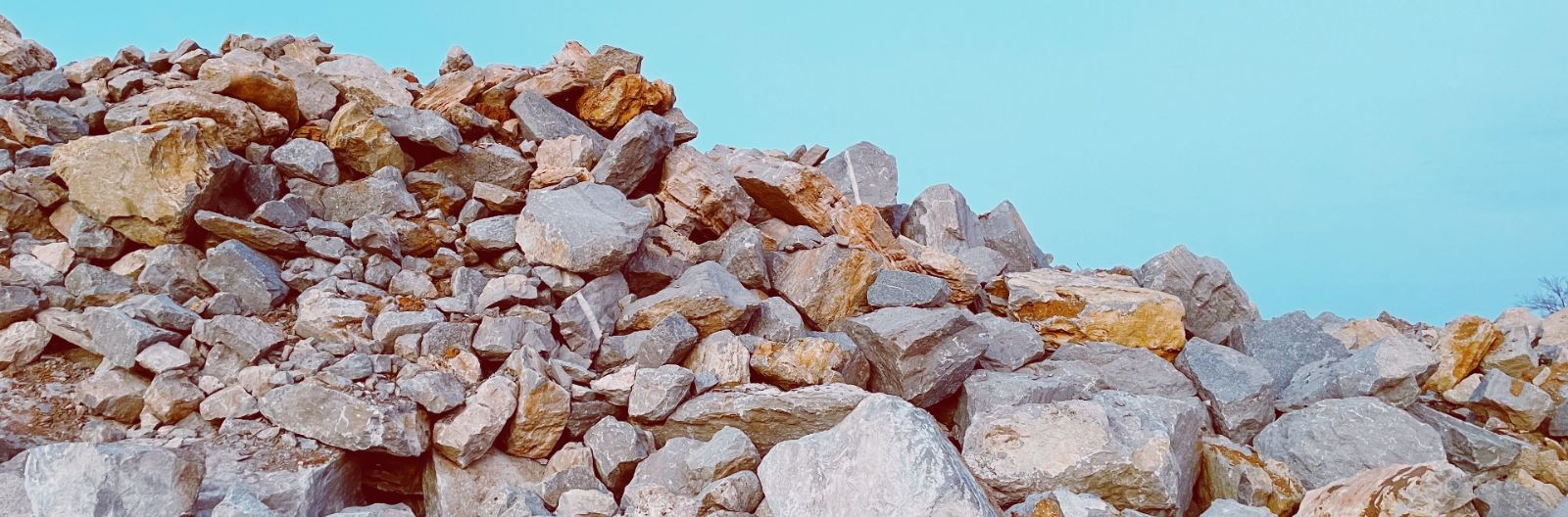 Killustik on materjal, mida kasutatakse laialdaselt erinevates ehitus- ja maastikuprojektides. See on kivimaterjal, mis on purustatud erineva suuruse ja kujuga 