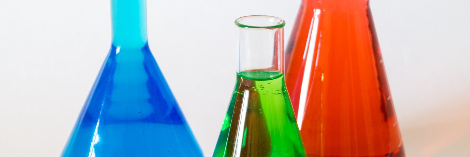 Kemikaalid on meie igapäevaelus laialdaselt kasutatavad ained, mida leidub kõikjal alates kodumajapidamiste puhastusvahenditest ja toiduainetest kuni tööstuslik