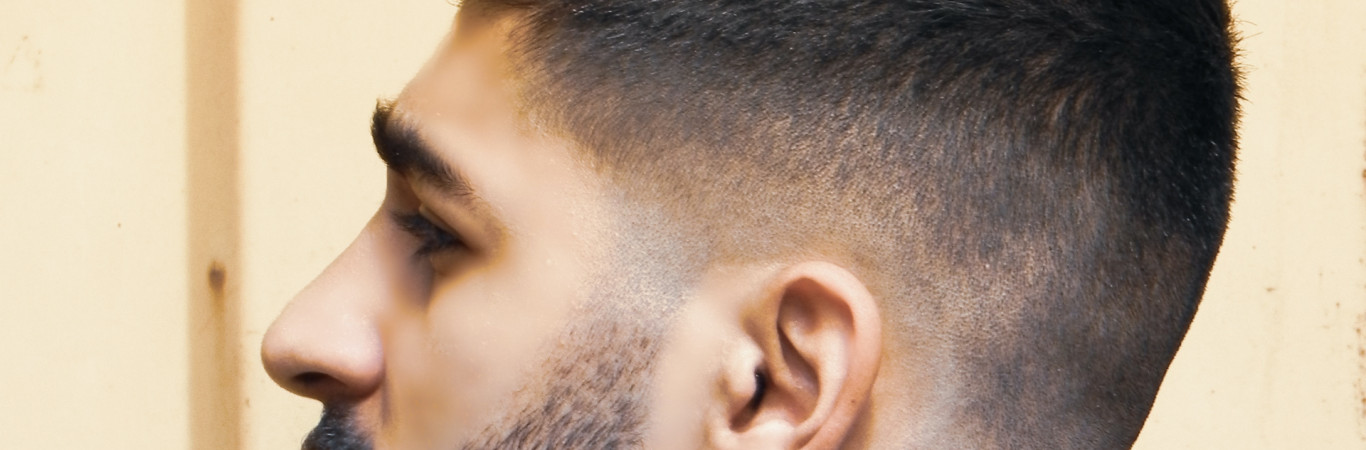 Skinfade soeng, tuntud ka kui null-fade või bald fade, on meeste juukselõikusstiil, mis hõlmab tihedat trimmimist juukselõikuritega pea alaosas, mis sulandub jä