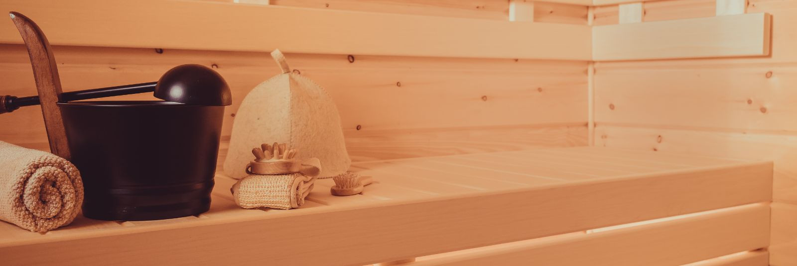 Mobiilne haagissaun, mille Tiny Sauna Rent on turule toonud, on tõeline pärli saunaelamuste maailmas. Mahutades mugavalt kuni 8 inimest, pakub see erakordset võ