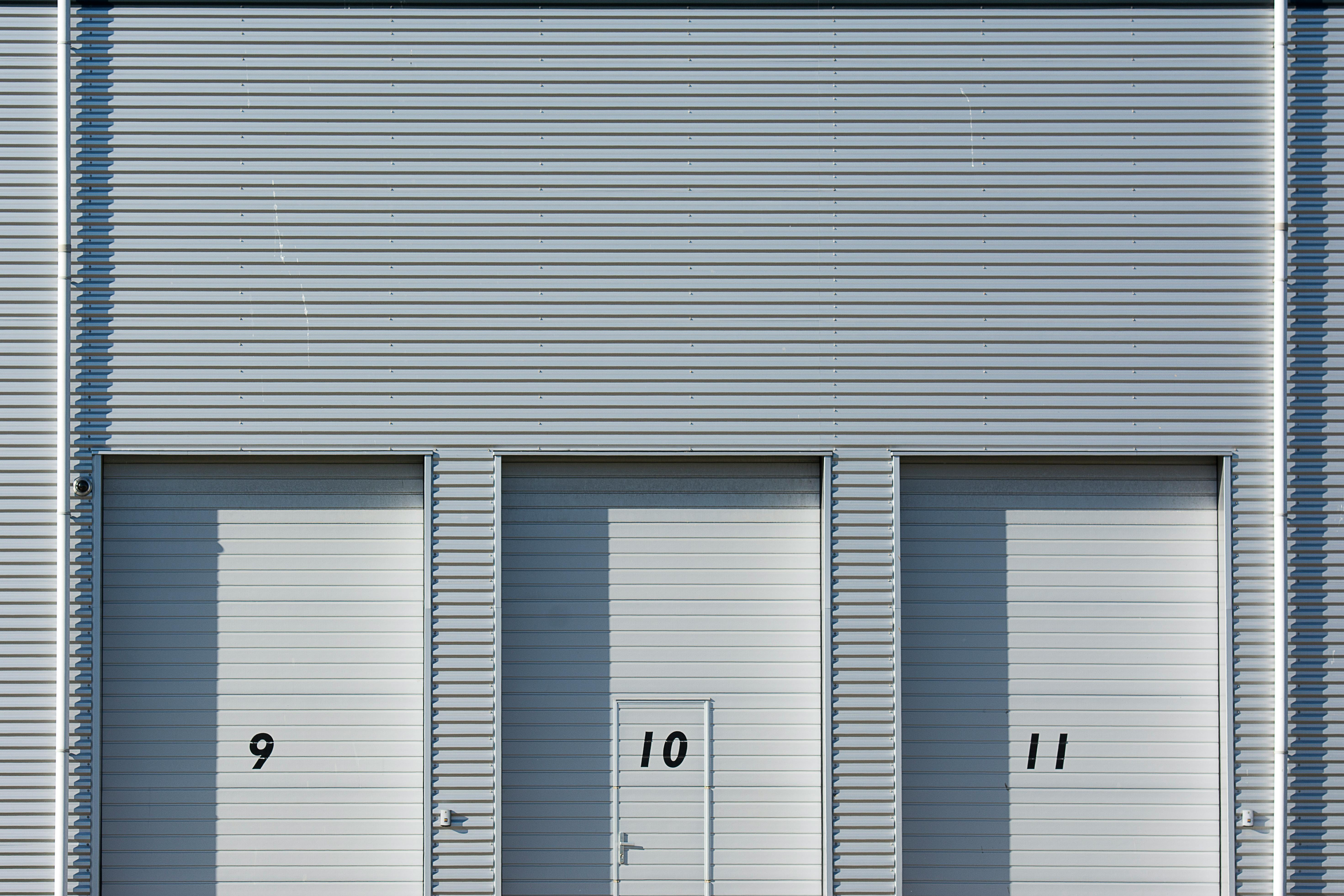 Efficiency, safety and reliability at each logistical stage    < Industrial doors  and loading solutions optimise the day-to-day operation of warehouses and 