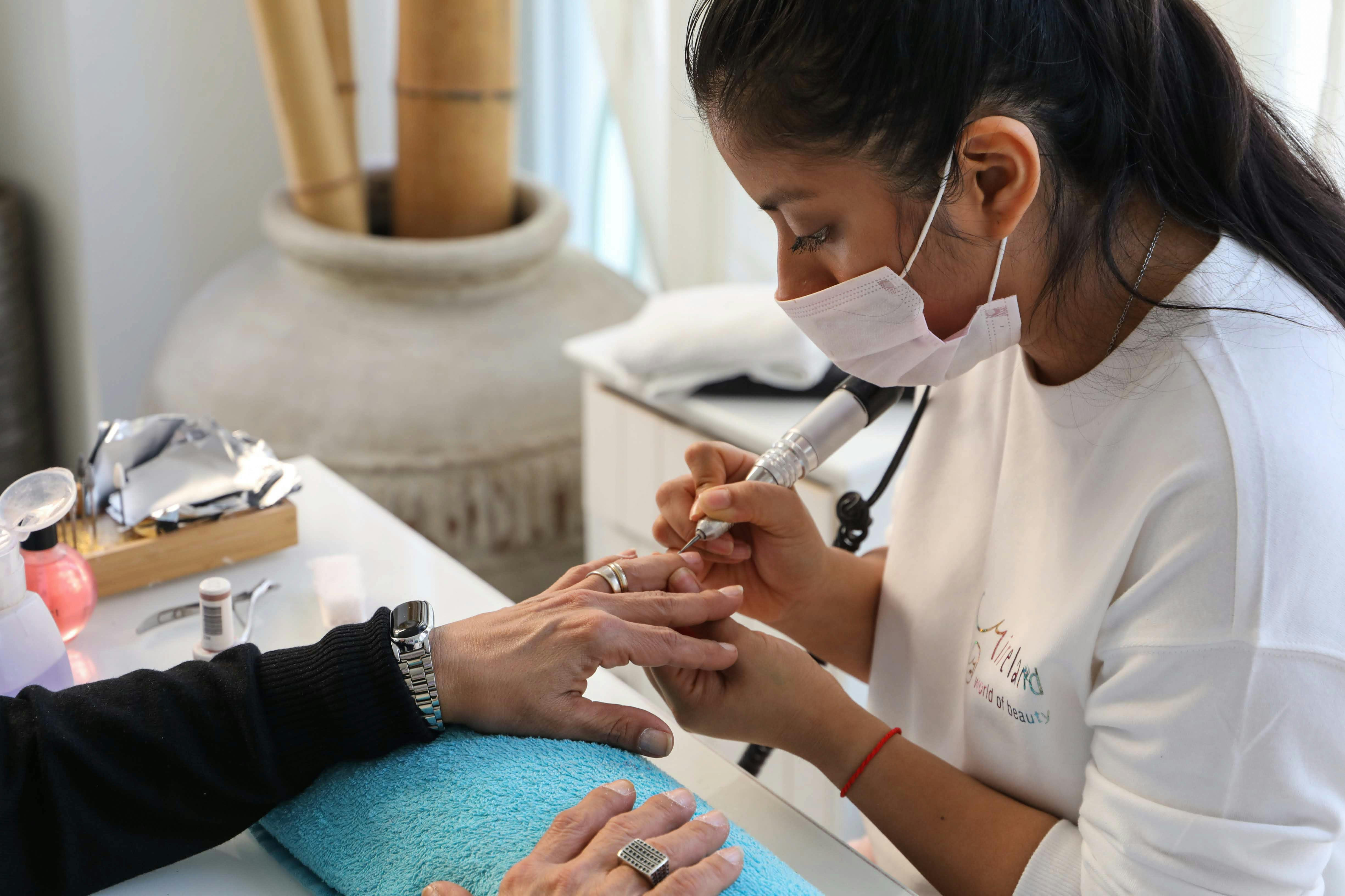 The treated appearance begins with details.  Nail care  helps to keep hands, legs and facial features with a fresh, clean and refined impression that always act