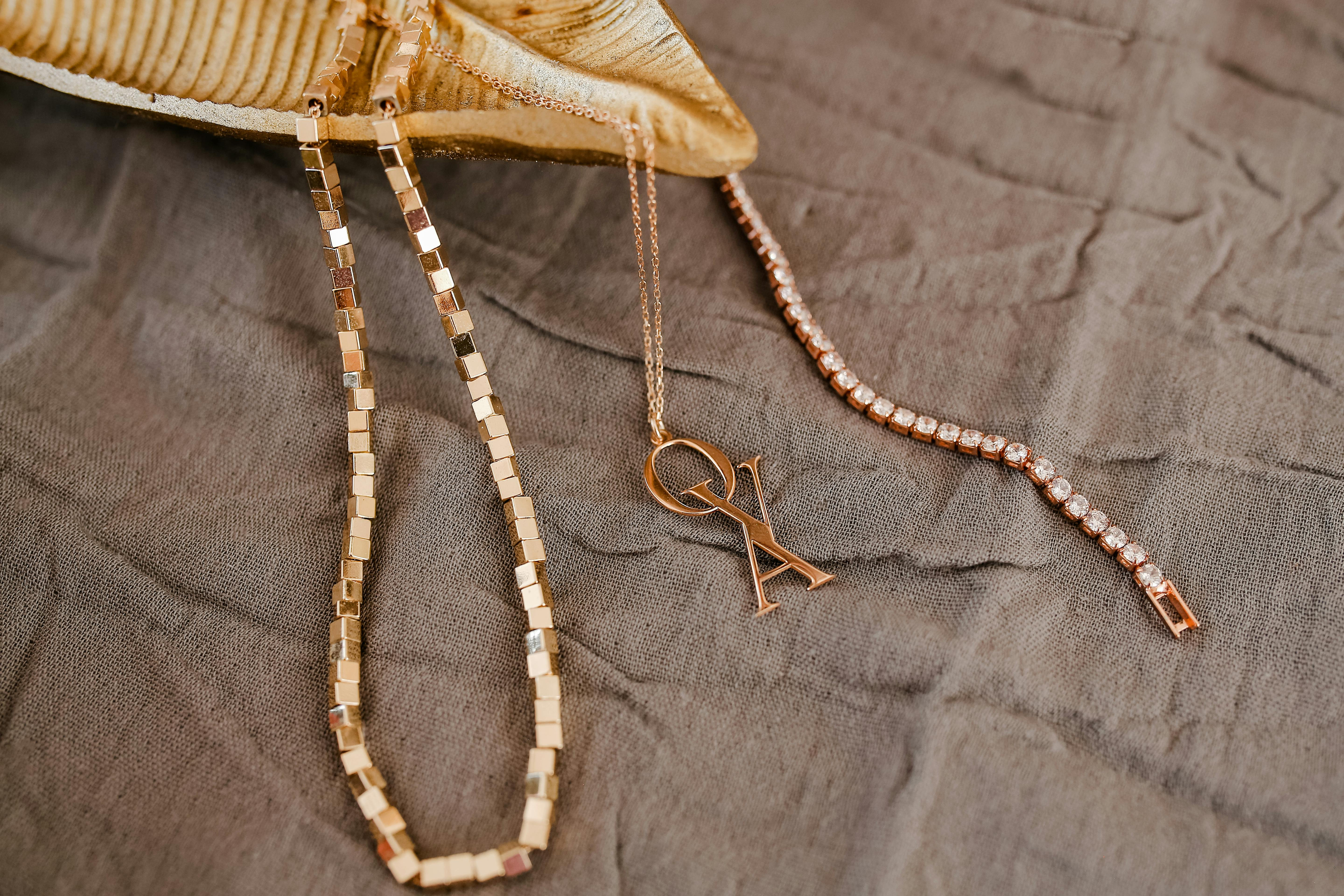 Timed, minimalist necklaces  and  green bracelets  create a clean, versatile base for each wardrobe. The clear-line design emphasizes the personality without ov