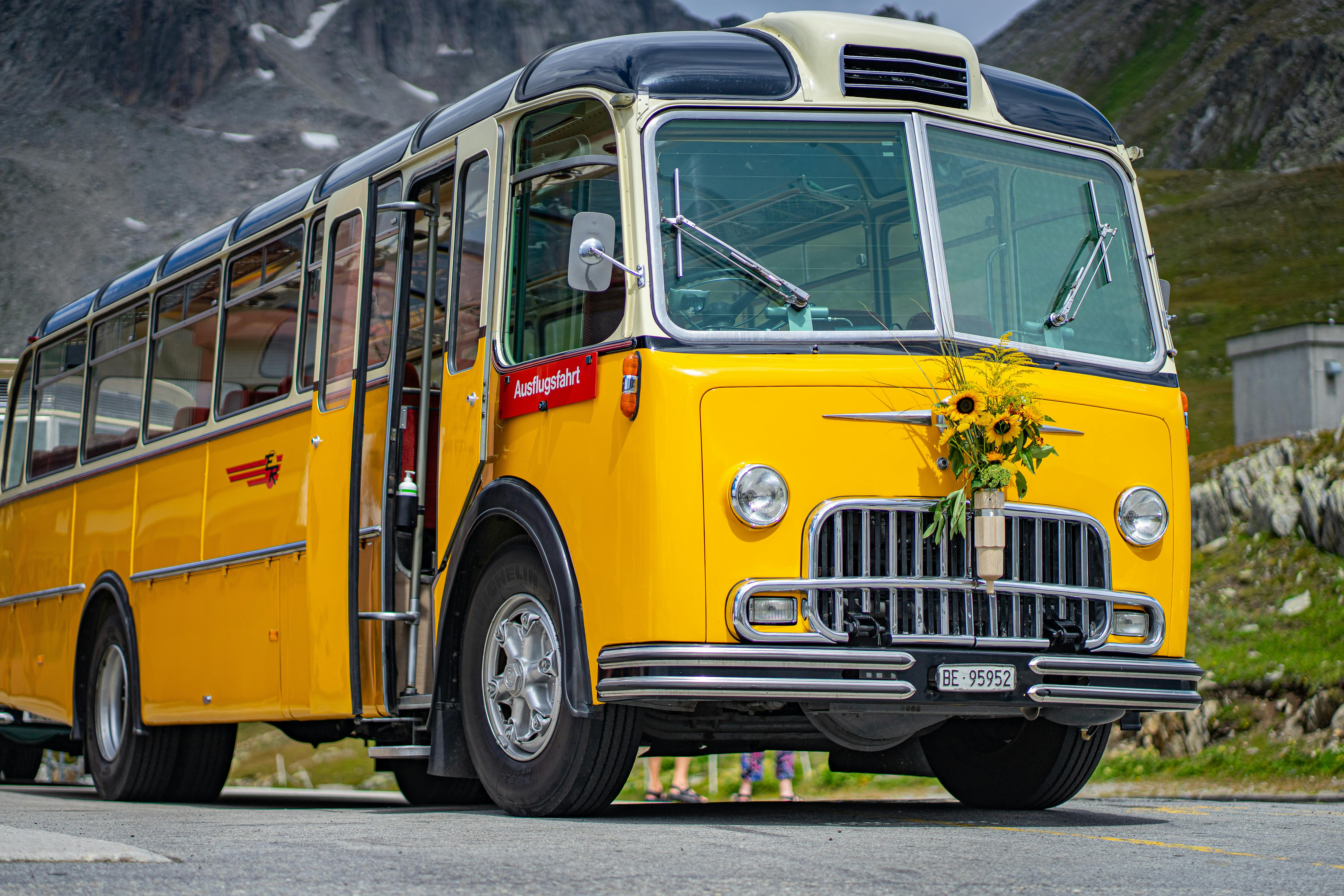 Create a memorable driving experience in Northern and Western Estonia   A carefully restored retrobuses and stylish vintage cars are offered that give each even