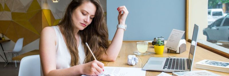 Tänapäeva kiire elutempo maailmas leiavad paljud inimesed end mitme vastutuse vahel žongleerimas, sealhulgas töö ja õpingud. See tasakaalustamine võib olla erit