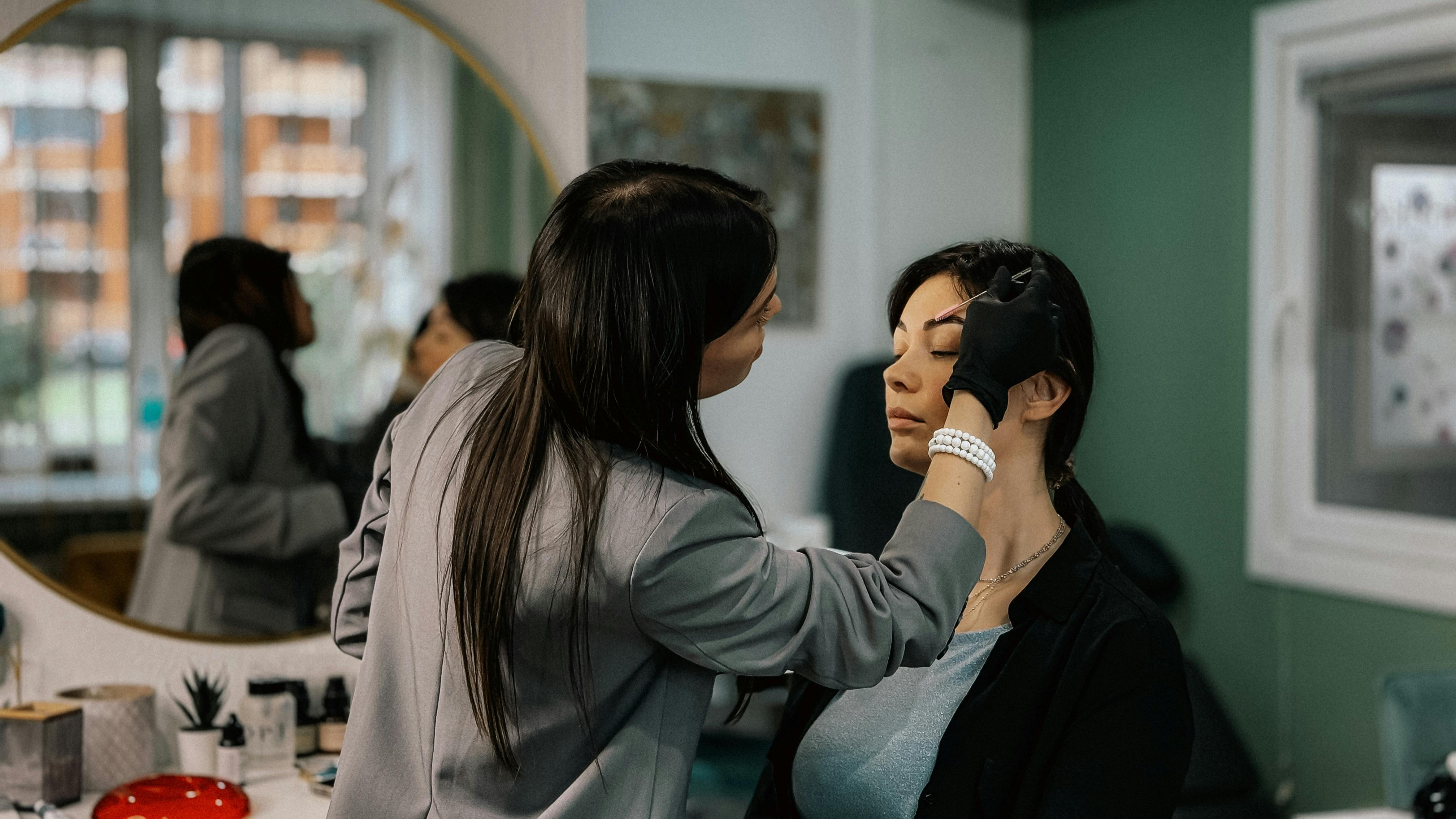 Professional make-up service  offers a personal approach that highlights the best features and ensures a six-sided and long-lasting result for both daily refres