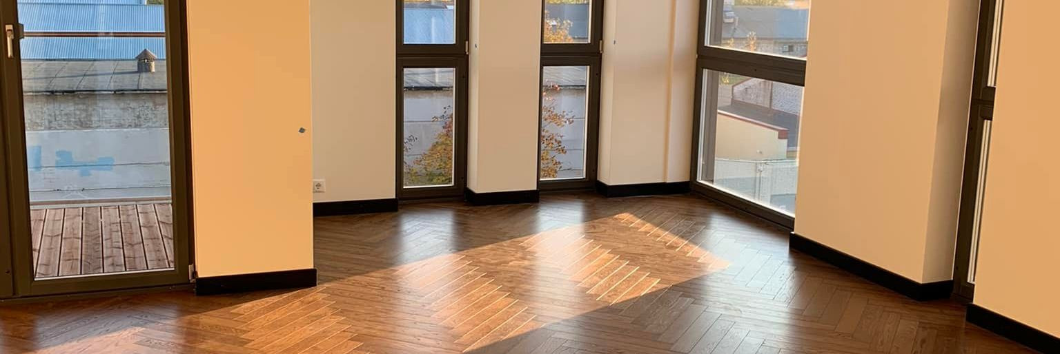 Põrand on palju enamat kui lihtsalt jalgade all olev pind. See on ruumi alus, mis mõjutab meie eluruumi mugavust, esteetikat ja funktsionaalsust. Põrandatööde k