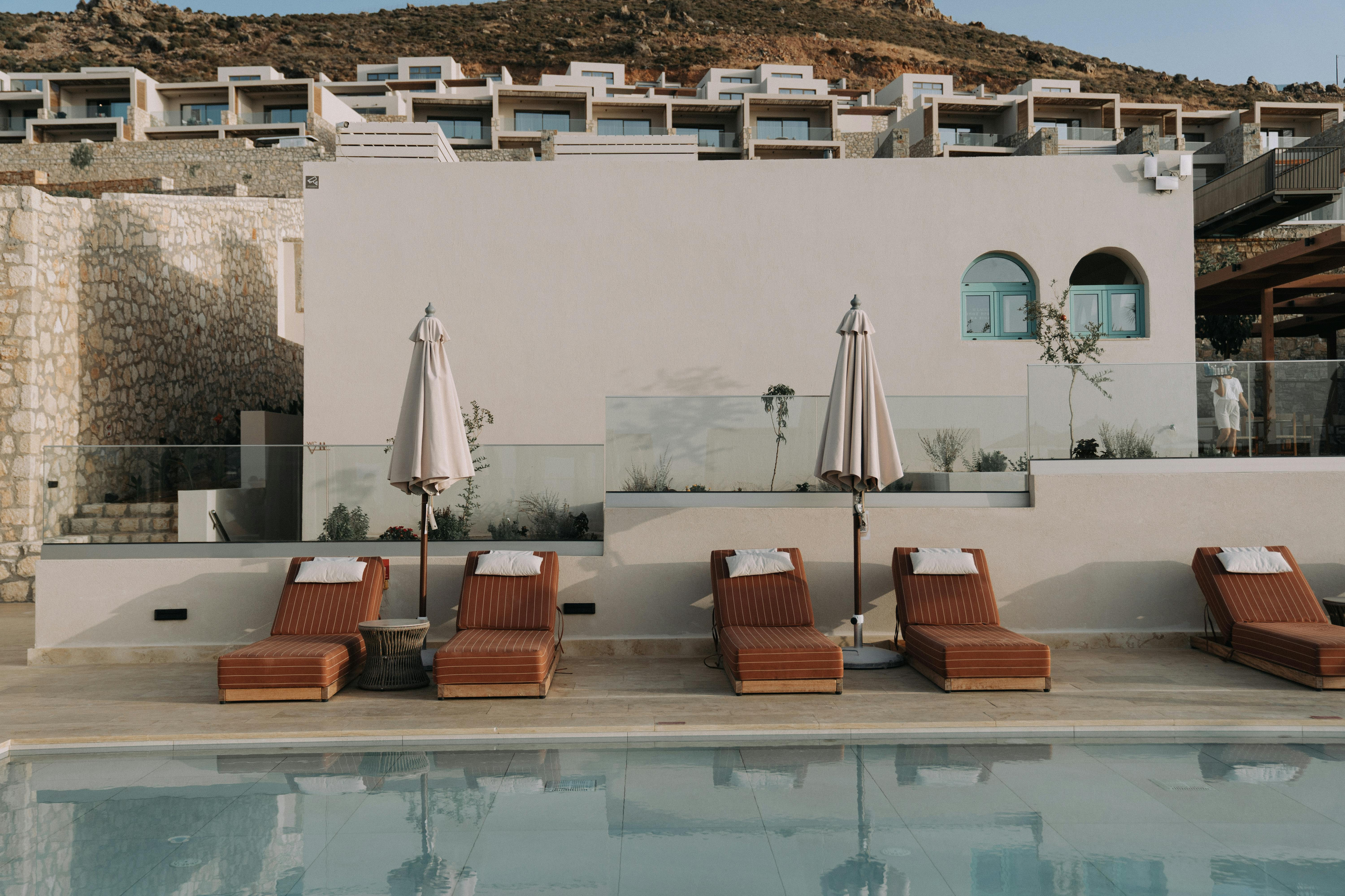 Premium Spa  is created for those who want more than normal home spa experience. This  6-digit   solution connects a spacious seating area, two comfortable  lam