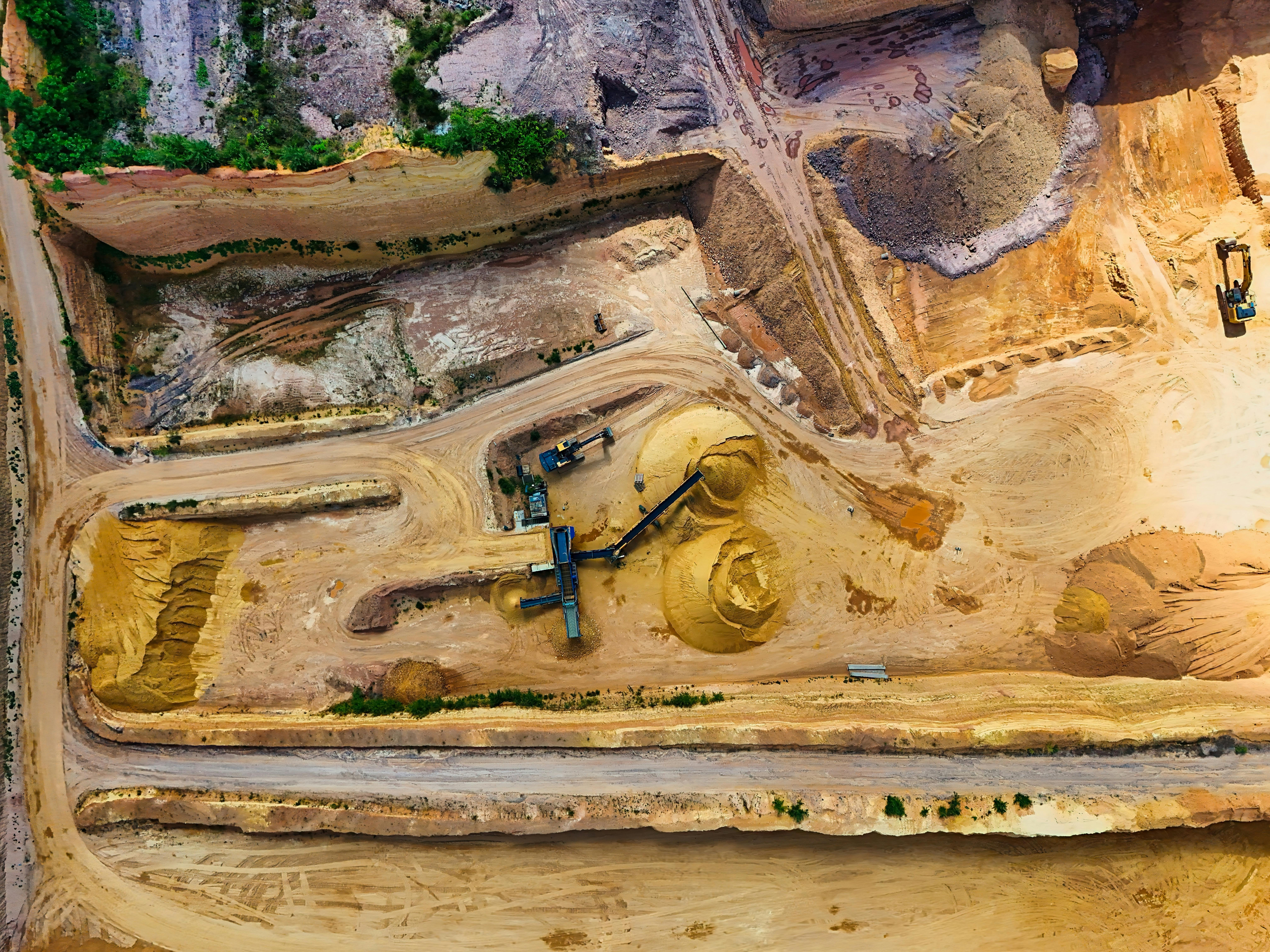 The processing of mineral resources is an important link in the supply chain of high-quality materials in the construction sector. When natural resources are us