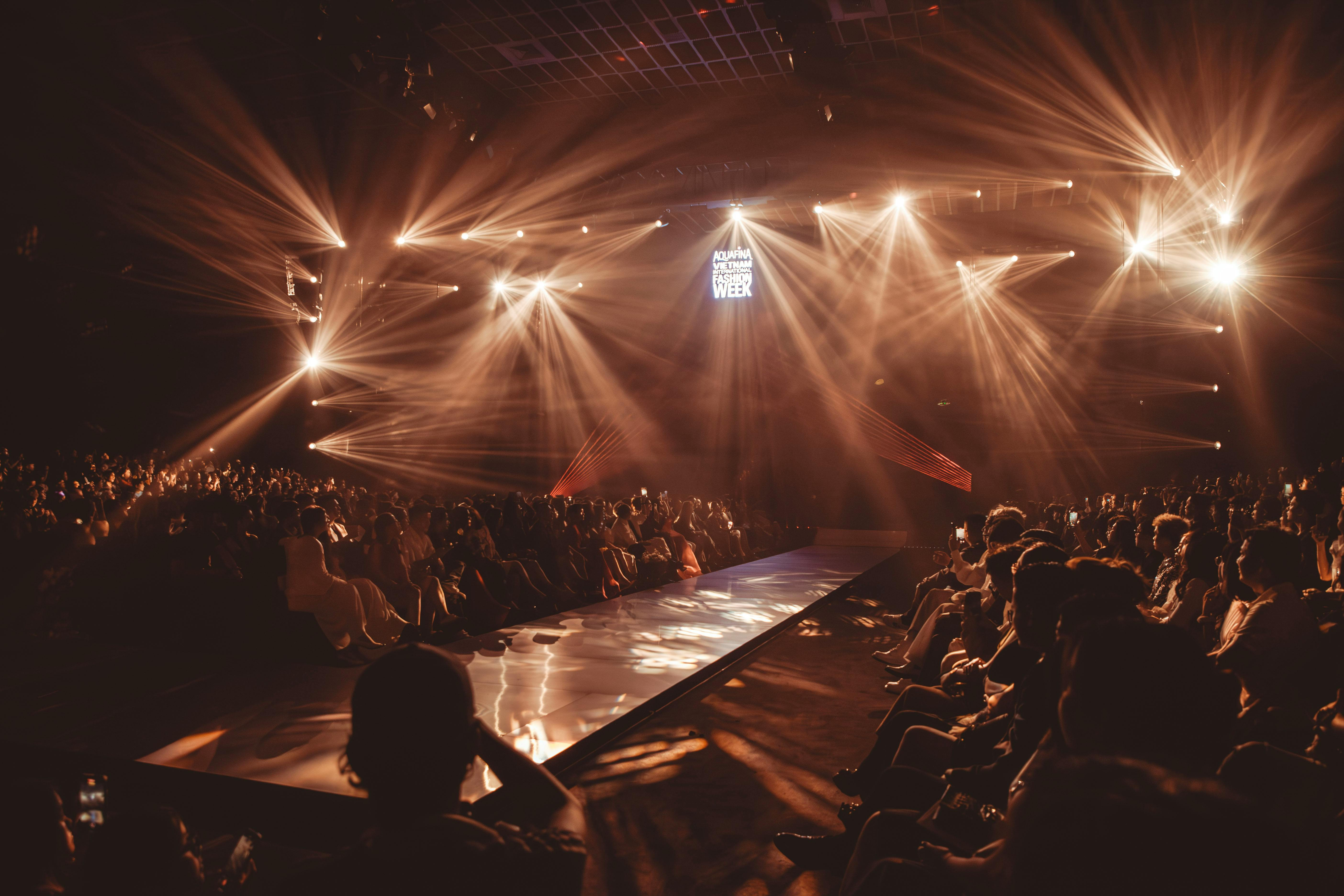 Full fashion show solution to strengthen brand image    Professional fashion production combines creative stage creation, precise stylism and controlled event t