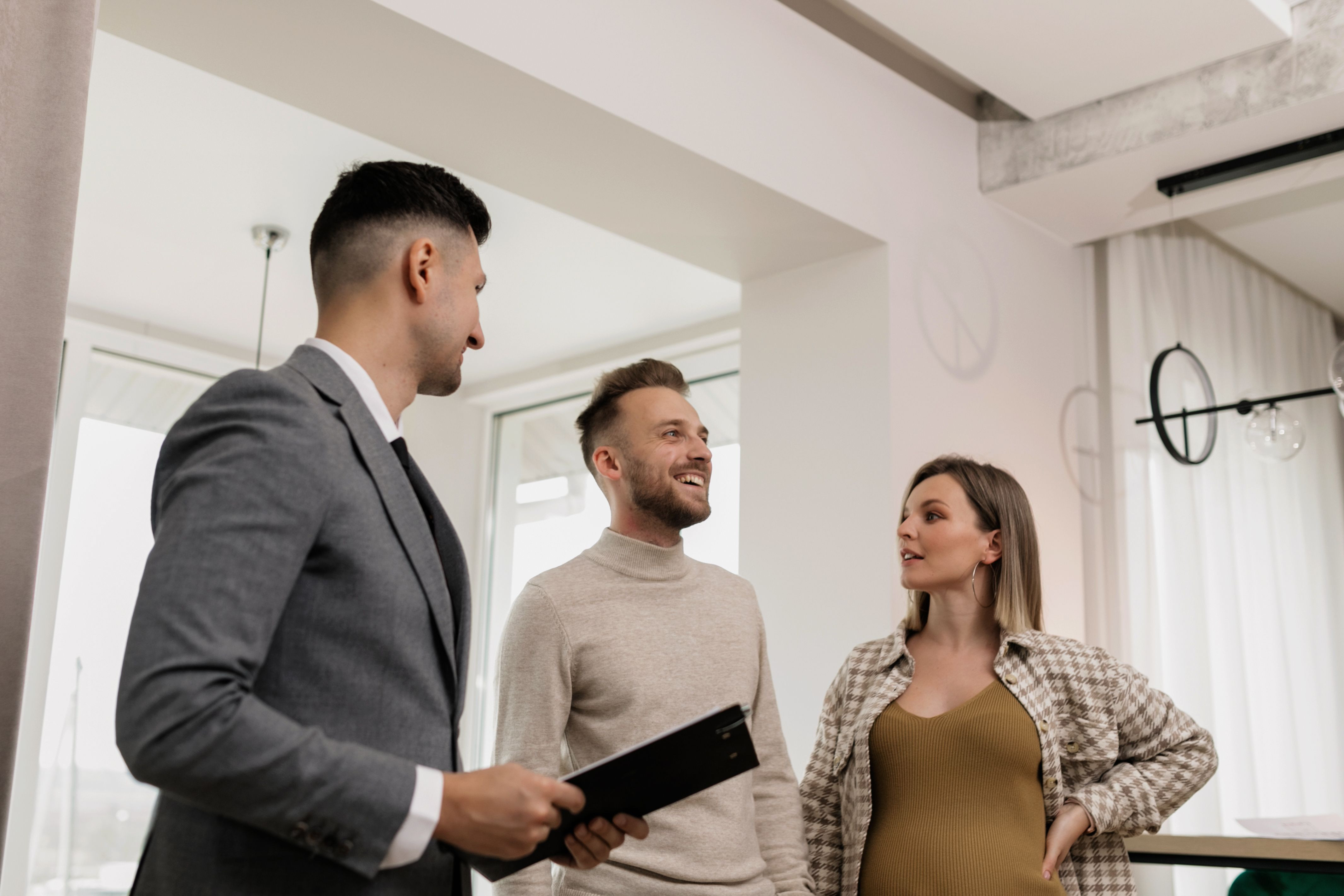 Rovera Estate real estate service  is created for those who want to make real estate transactions with certainty, reason and without excessive stress. A persona