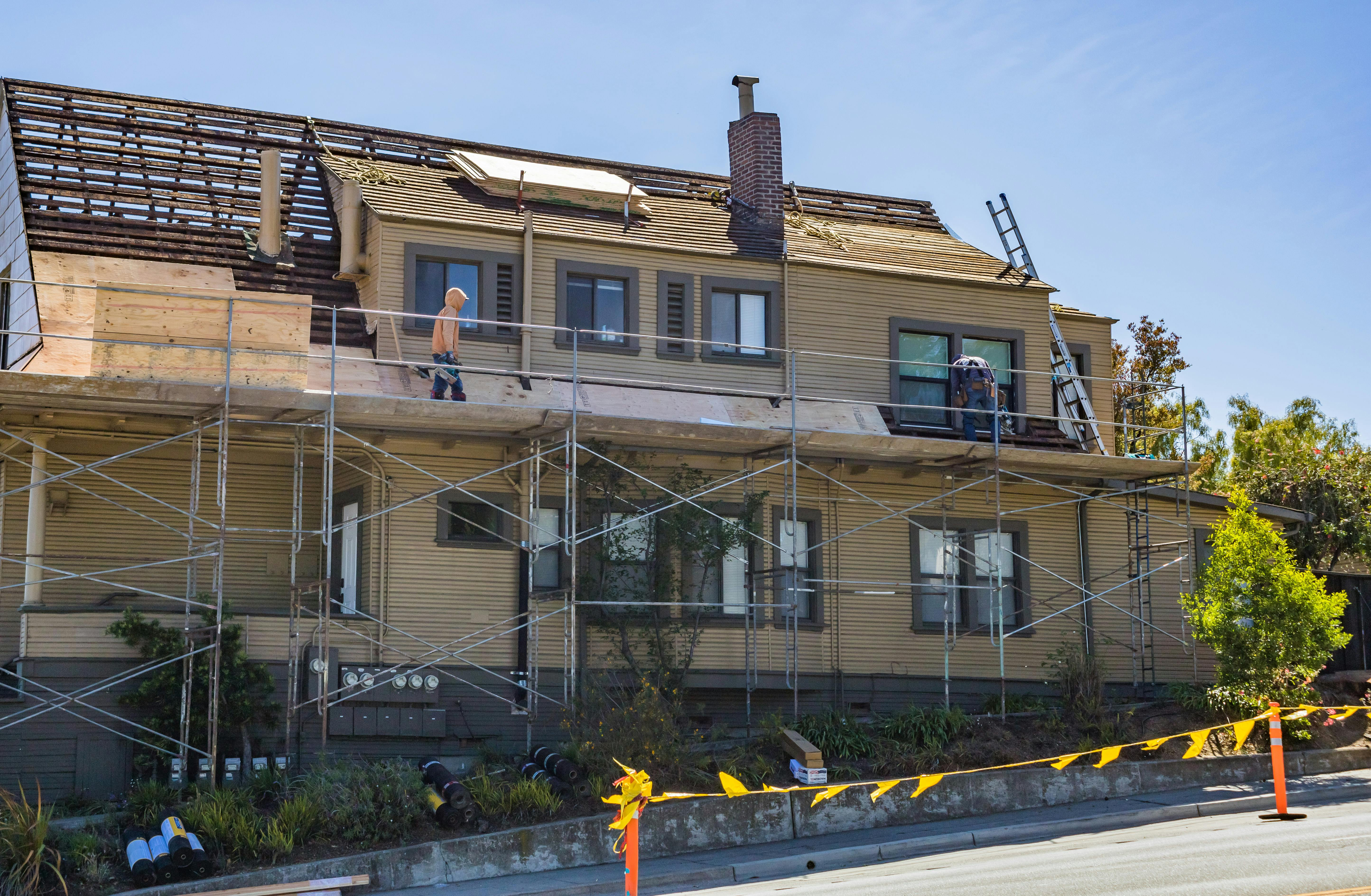 Professionally performed   roof works   are the basis for building durability, comfort and energy saving. A well-resolved roof and the exterior protect the stru
