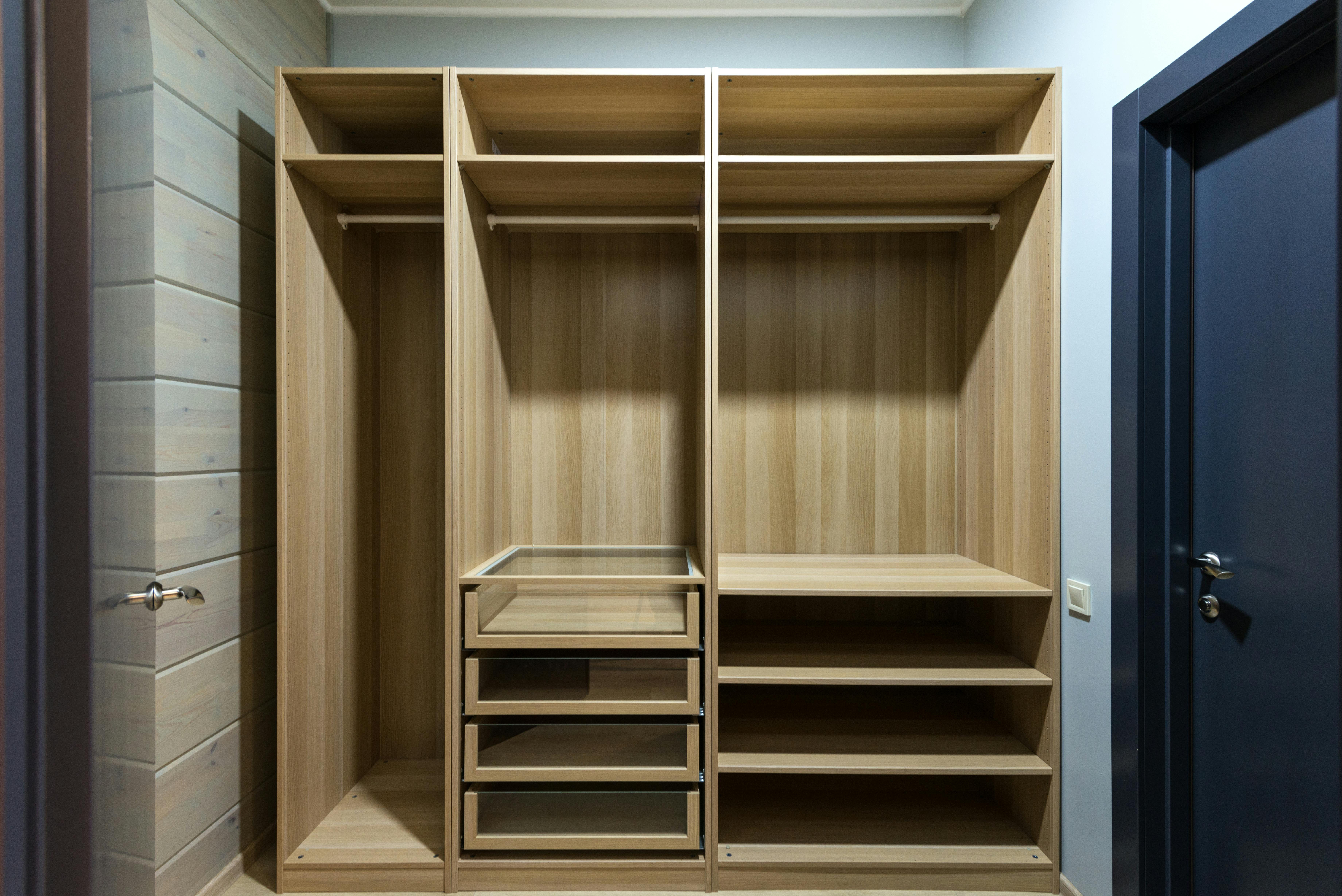 Installed cabinets that maximise each square meter    < Installed cabinets  offer an elegant and practical response to spatial problems: they combine strong 