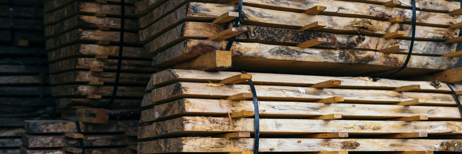 Saare Ehituspuit on uhke pakkudes kvaliteetseid poolprusse ja erimõõtudes puitmaterjale, mis vastavad palkmajaehitajate kõrgetele nõudmistele. Palkmajaehitus on