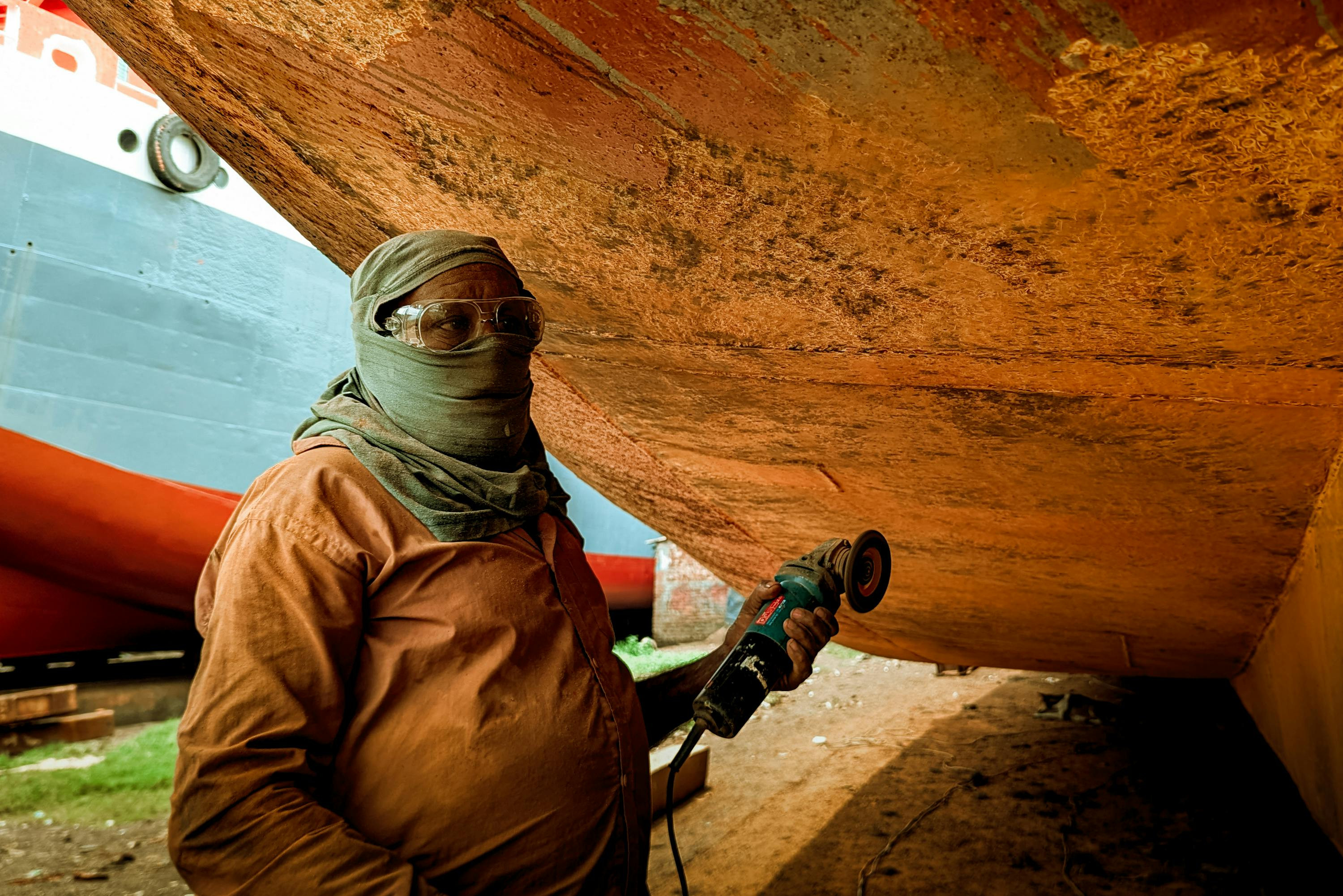 Sand spray is a fast and reliable abrasive cleaning method that effectively removes rust, old colour and other hard to remove layers in order to restore a clean