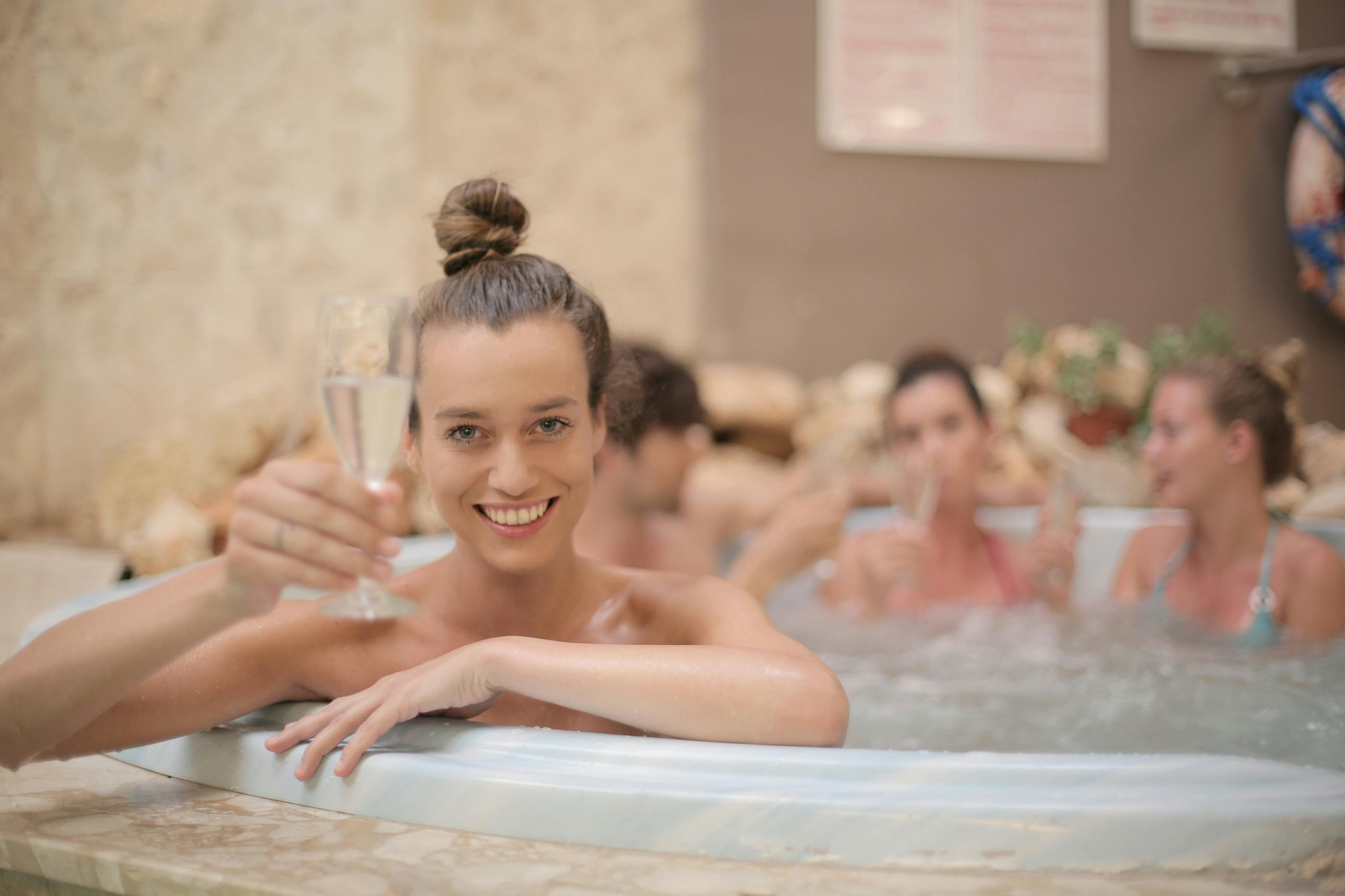 Spacious and luxurious relaxation: SAUN XL gives silence and party together     SAUN XL  is a large bubble bath that accommodates conveniently   8 people   and 