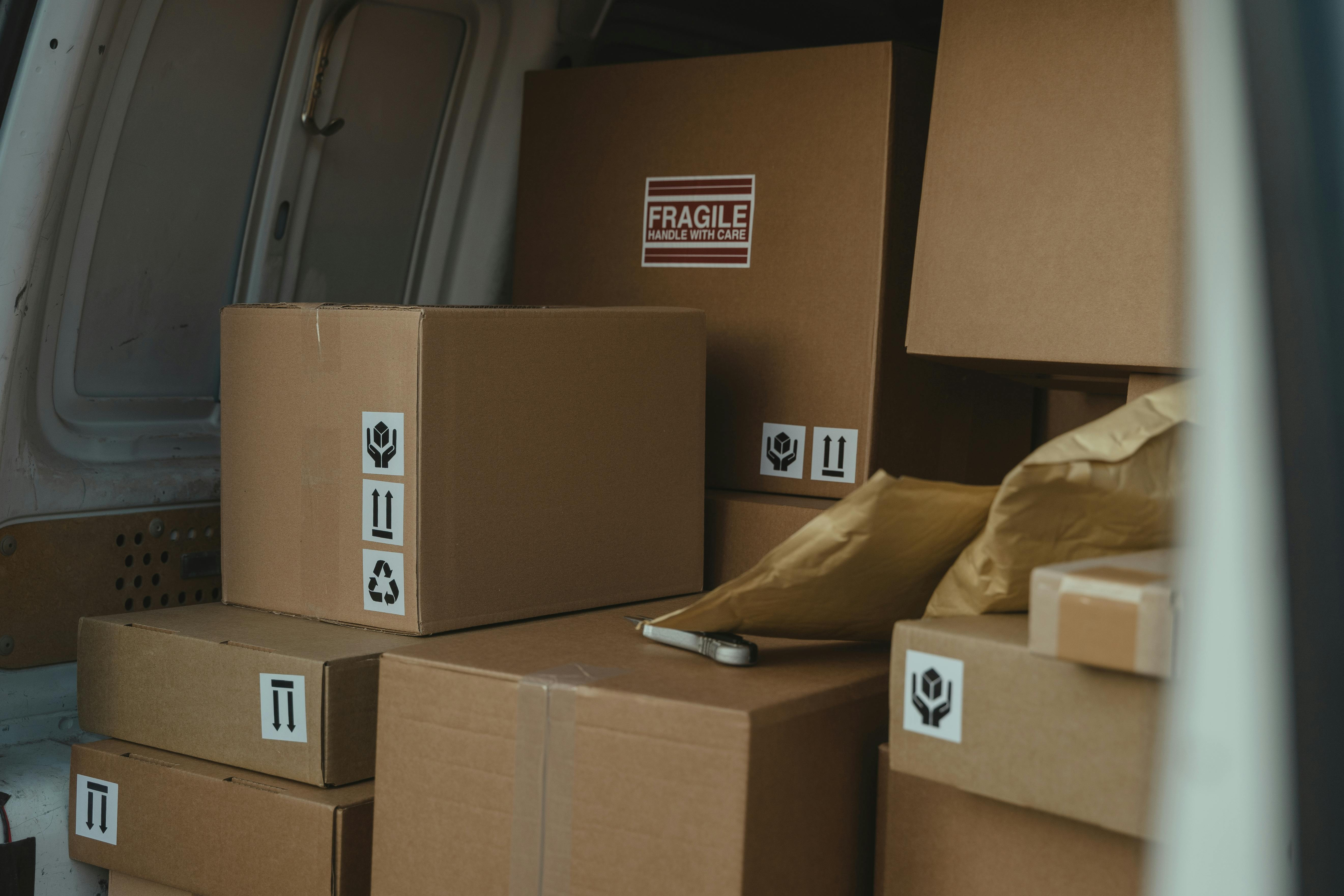 Secure packaging and reliable delivery  connects professional packaging, trackable delivery services and a wide network of partners to ensure a smooth supply ch