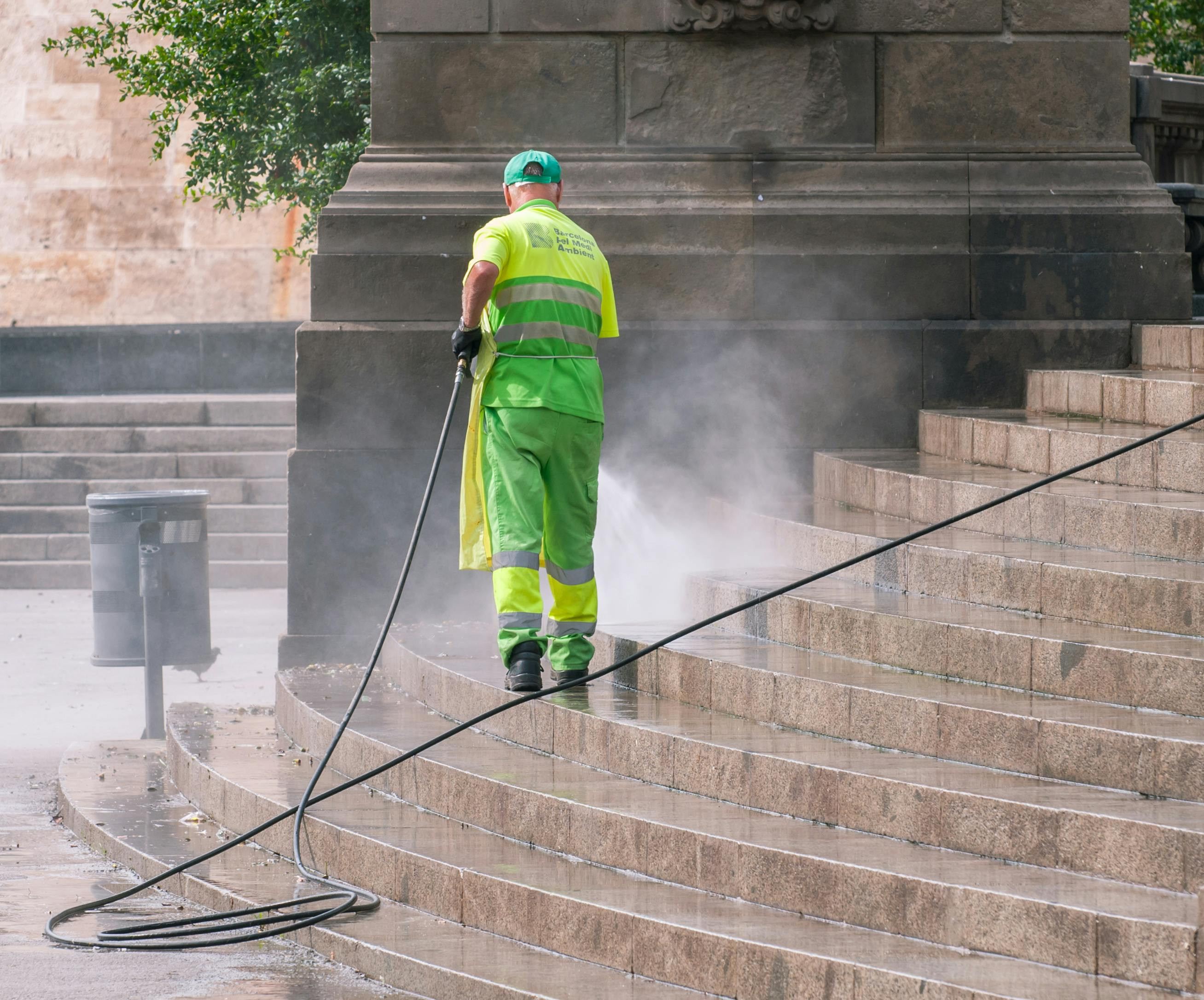 Full maintenance of surfaces for home and business areas    Local professional maintenance of surfaces combines the restoration of wooden floors and natural sto