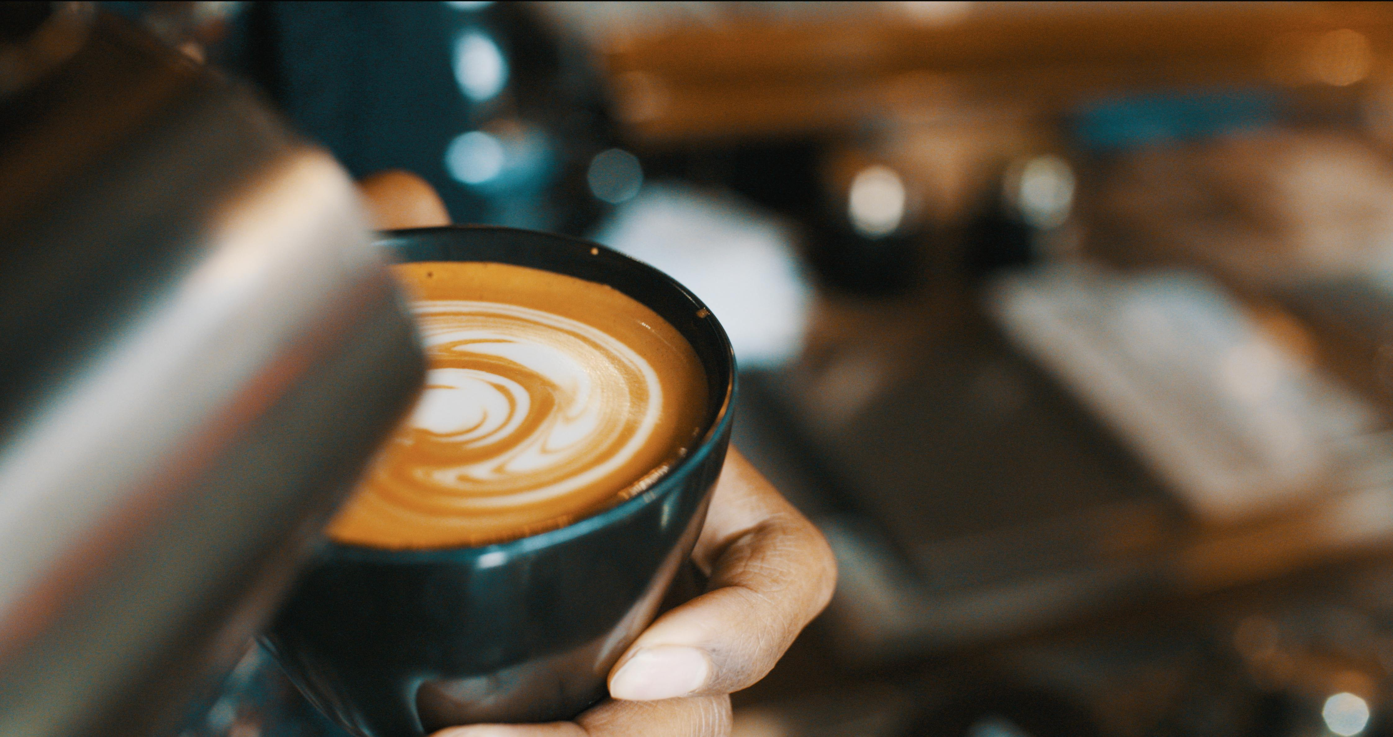 Tugev espresso ja kohev latte kohtuvad meisterlikkusega: iga tass ...